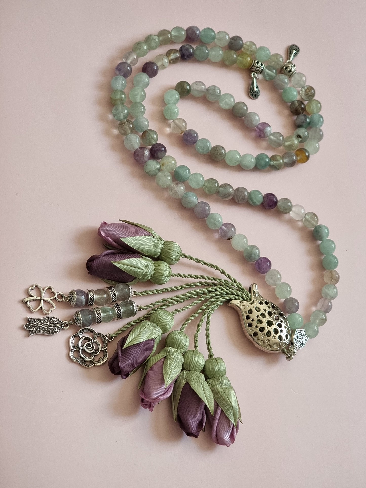 PRE-ORDER - طلب مسبق  Fluorite Natural Stones/ Shades of Purple Tulips تستغرق مدة التنفيذ ٢-٣ أسابيع على الأقل
تنويه: قد تختلف ألوان أو بعض اكسسوارات المنتج قليلاً عن الصور