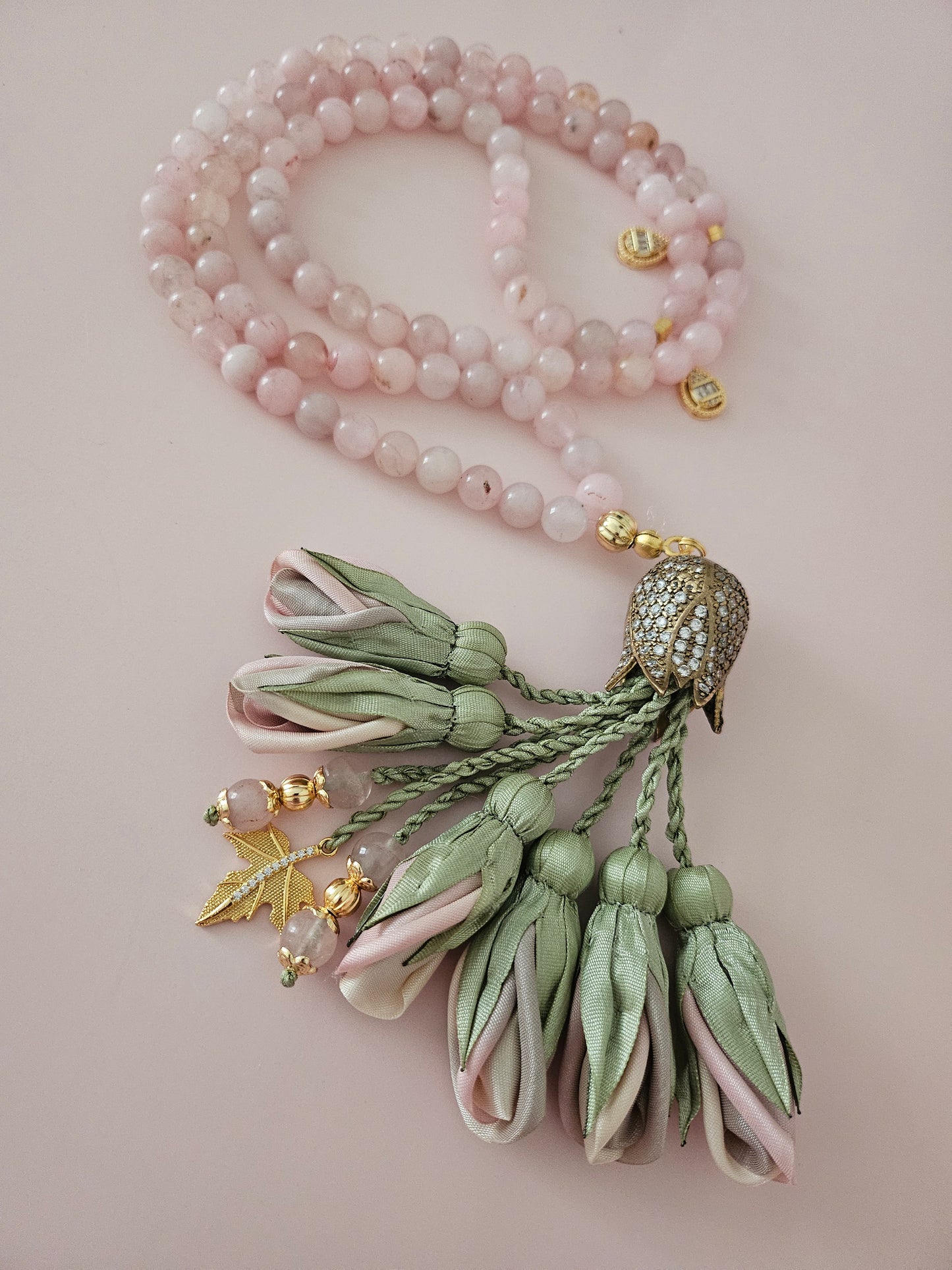 PRE-ORDER - طلب مسبق Pink Quartz Natural Stones/ Ombré Dusky Pink & Beige Tulips [الكوارتز الوردي - حجر الحب] تستغرق مدة التنفيذ ٢-٣ أسابيع على الأقل
تنويه: قد تختلف ألوان أو بعض اكسسوارات المنتج قليلاً عن الصور