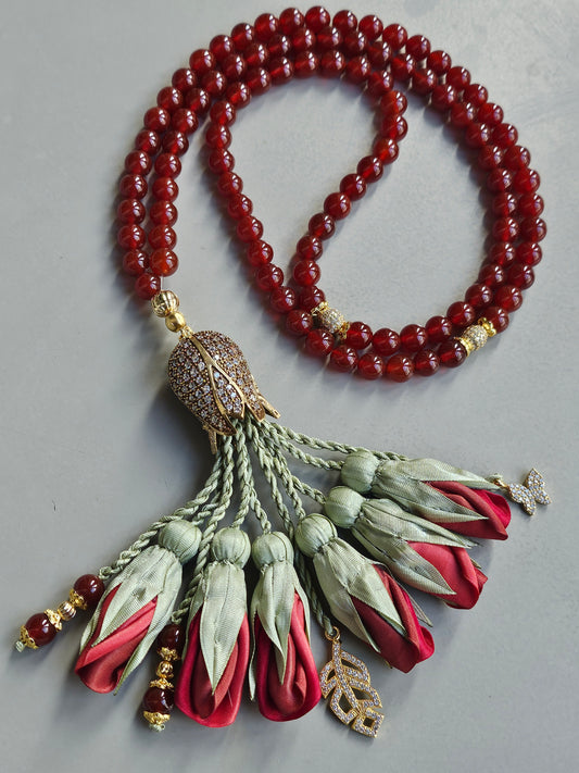 Natural Agate Stones/ Crimson Ombre Tulips [عقيق]                                   
تنويه: قد تختلف الألوان والإكسسوارات المعروضة قليلاً عن الواقع نتيجة لاختلاف إعدادات الشاشات والإضاءة أثناء التصوير.