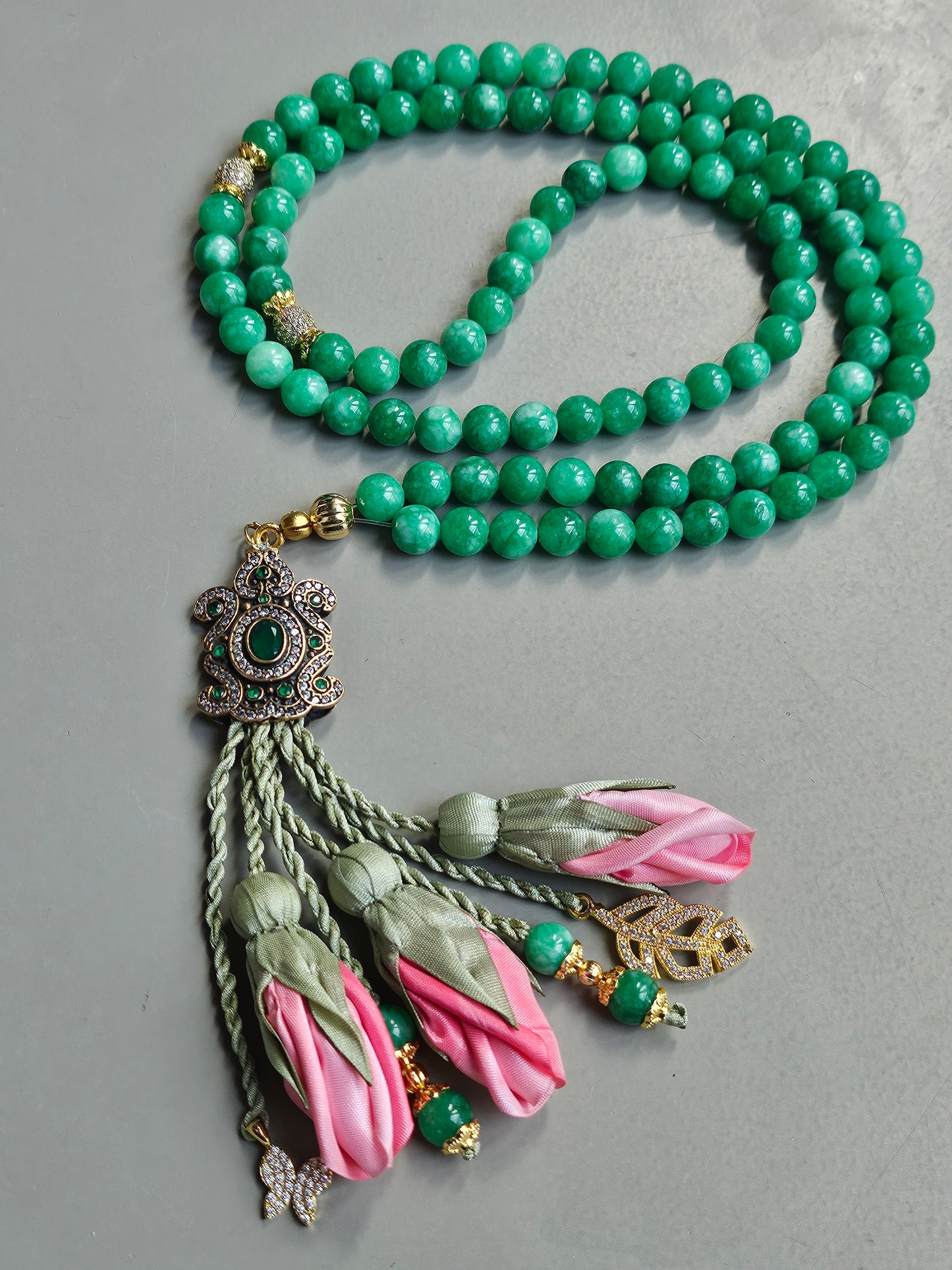 PRE-ORDER طلب مسبق - Jade Natural Stones/ Ombre Pink Tulips [اليشم] سيتم شحن الطلب بتاريخ ٣/٣ باذن الله .... تنويه: قد تختلف ألوان أو بعض اكسسوارات المنتج قليلاً عن الصور المعروضة وذلك حسب توفرها