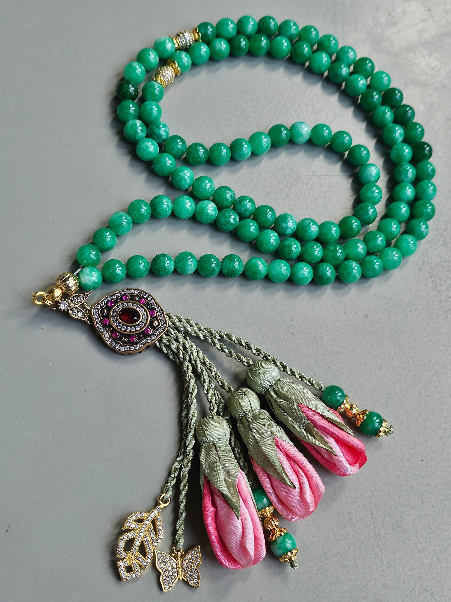 PRE-ORDER طلب مسبق - Jade Natural Stones/ Ombre Pink Tulips [اليشم] سيتم شحن الطلب بتاريخ ٣/٣ باذن الله .... تنويه: قد تختلف ألوان أو بعض اكسسوارات المنتج قليلاً عن الصور المعروضة وذلك حسب توفرها