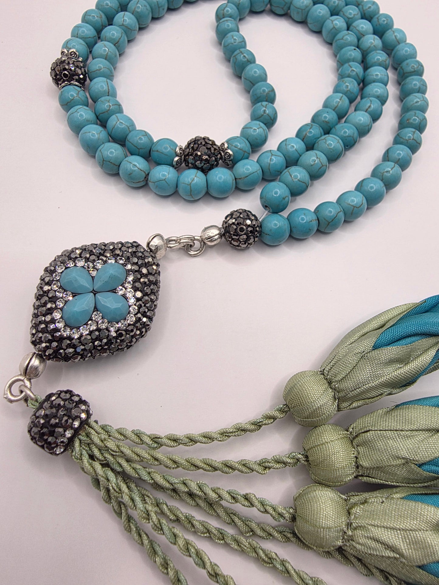 LIMITED EDITION-Turquoise Natural Stones/ Turquoise Tulips [ فيروز]                 
تنويه: قد تختلف الألوان والإكسسوارات المعروضة قليلاً عن الواقع نتيجة لاختلاف إعدادات الشاشات والإضاءة أثناء التصوير