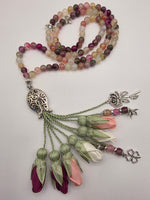 Mixed Natural Agate & Jade Stones/ Multicolored Tulips [عقيق ويشم] 
تنويه: قد تختلف الألوان والإكسسوارات المعروضة قليلاً عن الواقع نتيجة لاختلاف إعدادات الشاشات والإضاءة أثناء التصوير.