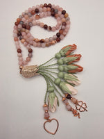 Natural Jade Stones/ Two Shades Peach Tulips with limited edition ROSE GOLD accent  [اليشم]  
تنويه: قد تختلف الألوان والإكسسوارات المعروضة قليلاً عن الواقع نتيجة لاختلاف إعدادات الشاشات والإضاءة أثناء التصوير.