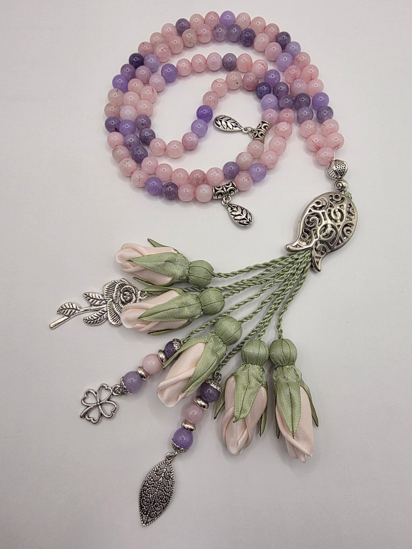 Natural Jade Stones/ Pale Peach Tulips [اليشم]                                   
تنويه: قد تختلف الألوان والإكسسوارات المعروضة قليلاً عن الواقع نتيجة لاختلاف إعدادات الشاشات والإضاءة أثناء التصوير.
