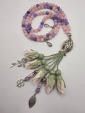 Natural Jade Stones/ Pale Peach Tulips [اليشم]                                   
تنويه: قد تختلف الألوان والإكسسوارات المعروضة قليلاً عن الواقع نتيجة لاختلاف إعدادات الشاشات والإضاءة أثناء التصوير.