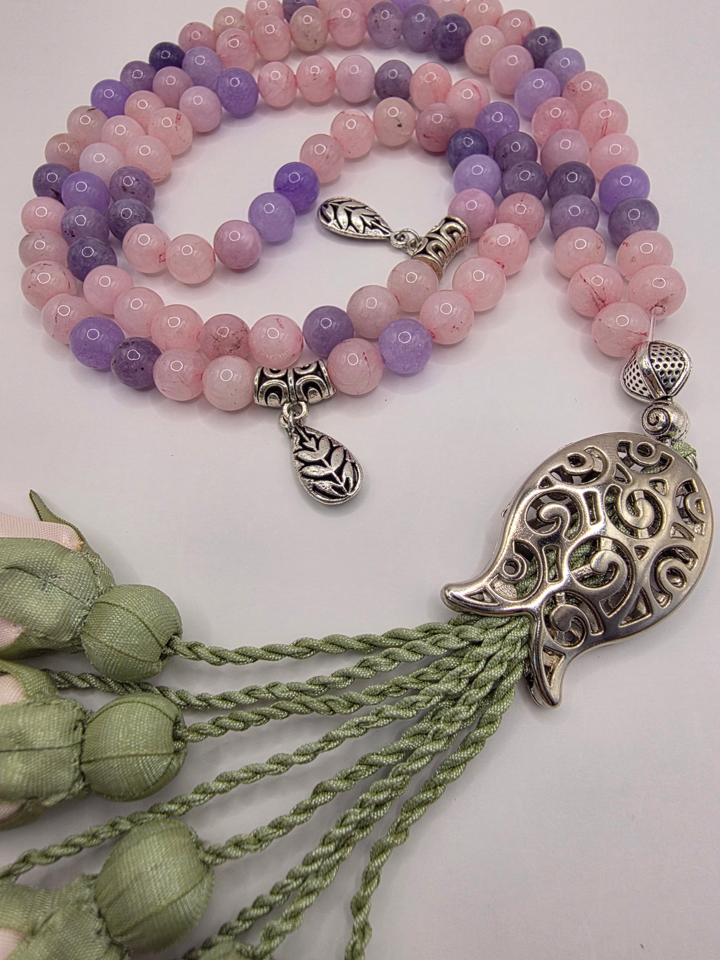 Natural Jade Stones/ Pale Peach Tulips [اليشم]                                   
تنويه: قد تختلف الألوان والإكسسوارات المعروضة قليلاً عن الواقع نتيجة لاختلاف إعدادات الشاشات والإضاءة أثناء التصوير.