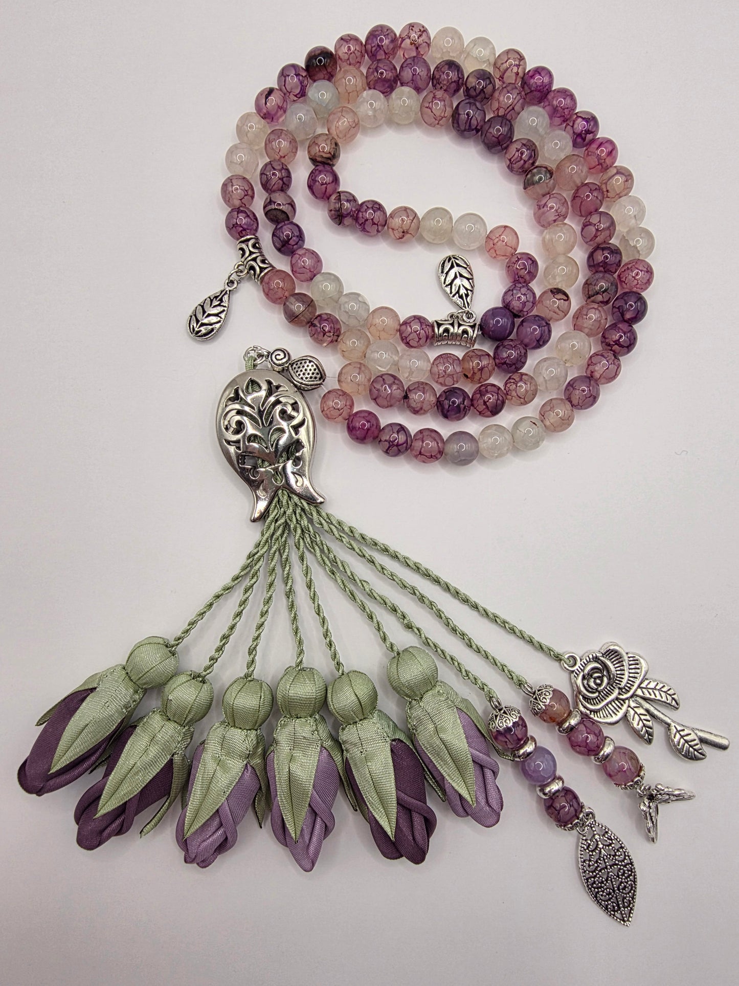 Natural Agate Stones/ Two Shades of Tulips [عقيق] 
تنويه: قد تختلف الألوان والإكسسوارات المعروضة قليلاً عن الواقع نتيجة لاختلاف إعدادات الشاشات والإضاءة أثناء التصوير.