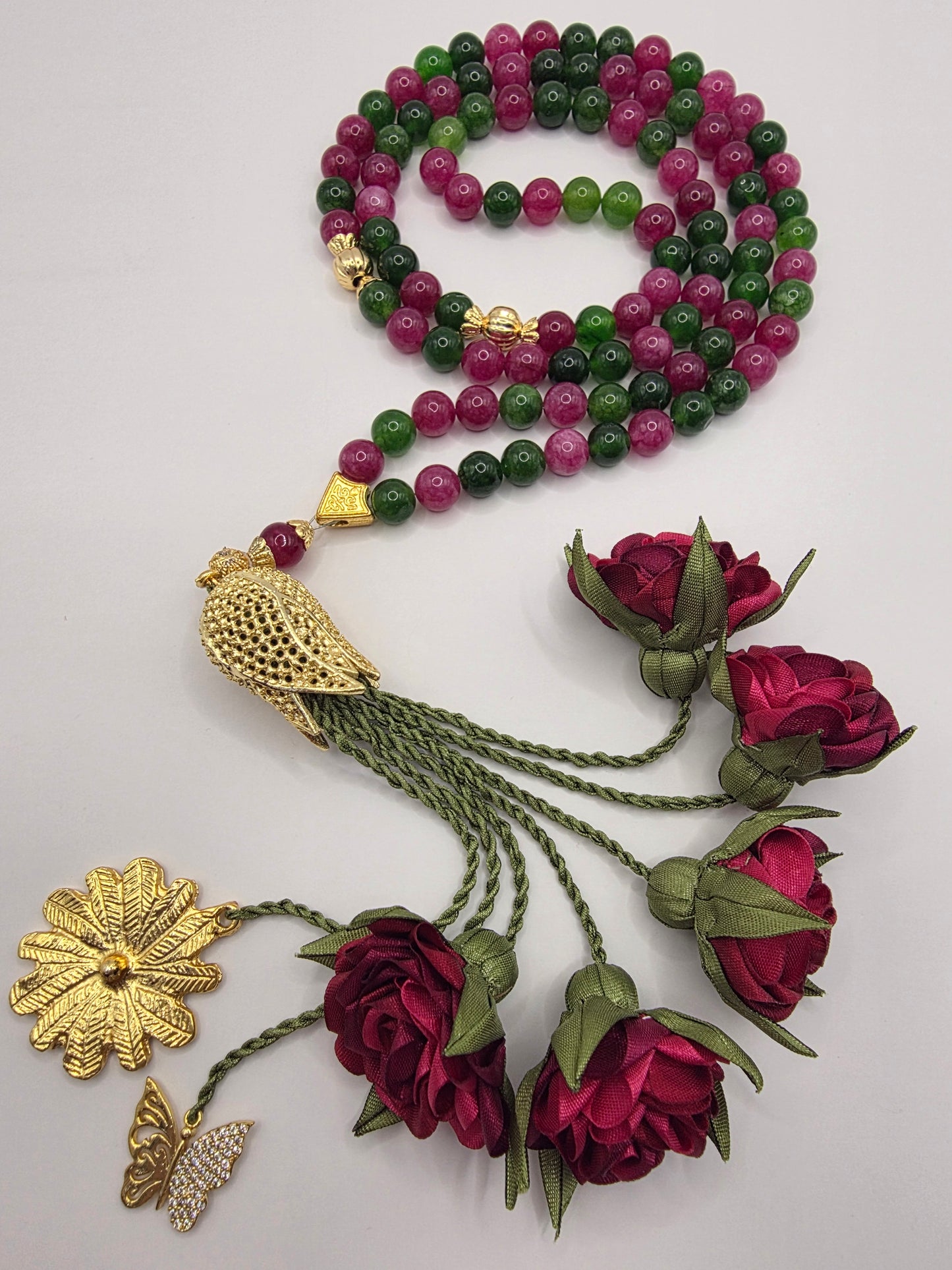 Special Edition - Natural Jade Stones/ Unique Flowers [اليشم]                                   
تنويه: قد تختلف الألوان والإكسسوارات المعروضة قليلاً عن الواقع نتيجة لاختلاف إعدادات الشاشات والإضاءة أثناء التصوير.