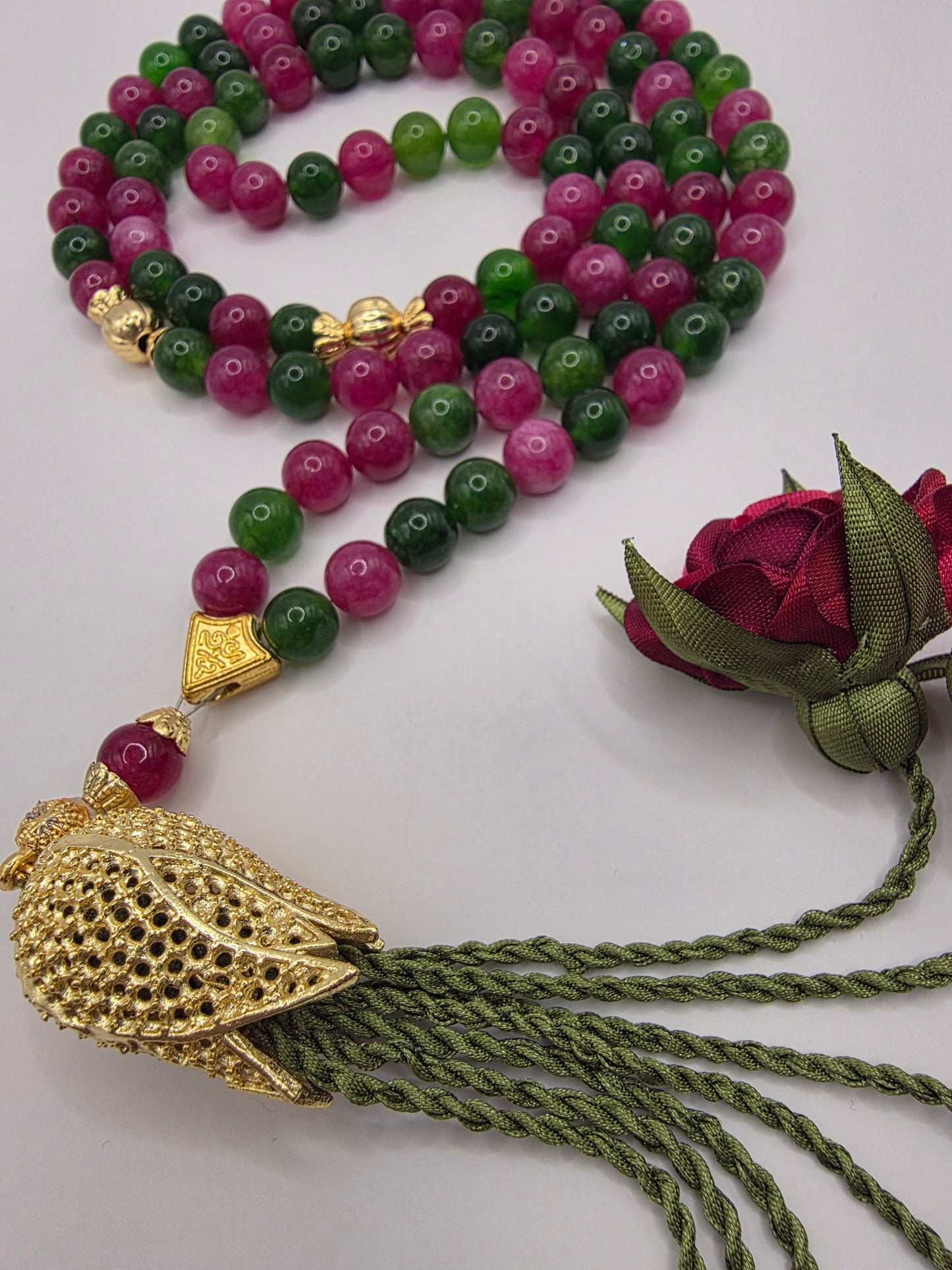 Special Edition - Natural Jade Stones/ Unique Flowers [اليشم]                                   
تنويه: قد تختلف الألوان والإكسسوارات المعروضة قليلاً عن الواقع نتيجة لاختلاف إعدادات الشاشات والإضاءة أثناء التصوير.