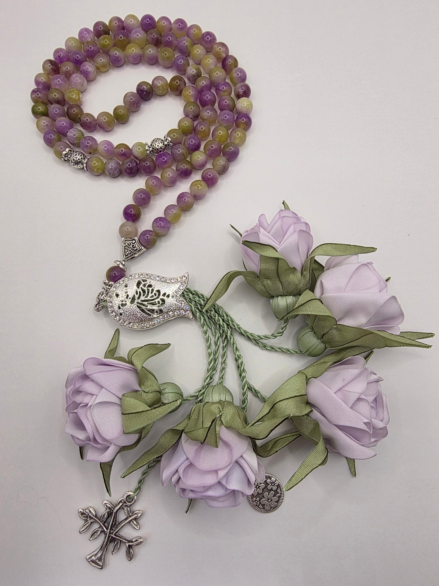 Special Edition - Natural Jade Stones/ Unique Flowers [اليشم]                                   
تنويه: قد تختلف الألوان والإكسسوارات المعروضة قليلاً عن الواقع نتيجة لاختلاف إعدادات الشاشات والإضاءة أثناء التصوير.