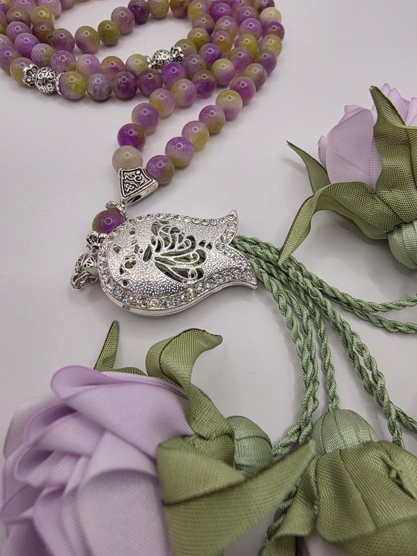 Special Edition - Natural Jade Stones/ Unique Flowers [اليشم]                                   
تنويه: قد تختلف الألوان والإكسسوارات المعروضة قليلاً عن الواقع نتيجة لاختلاف إعدادات الشاشات والإضاءة أثناء التصوير.