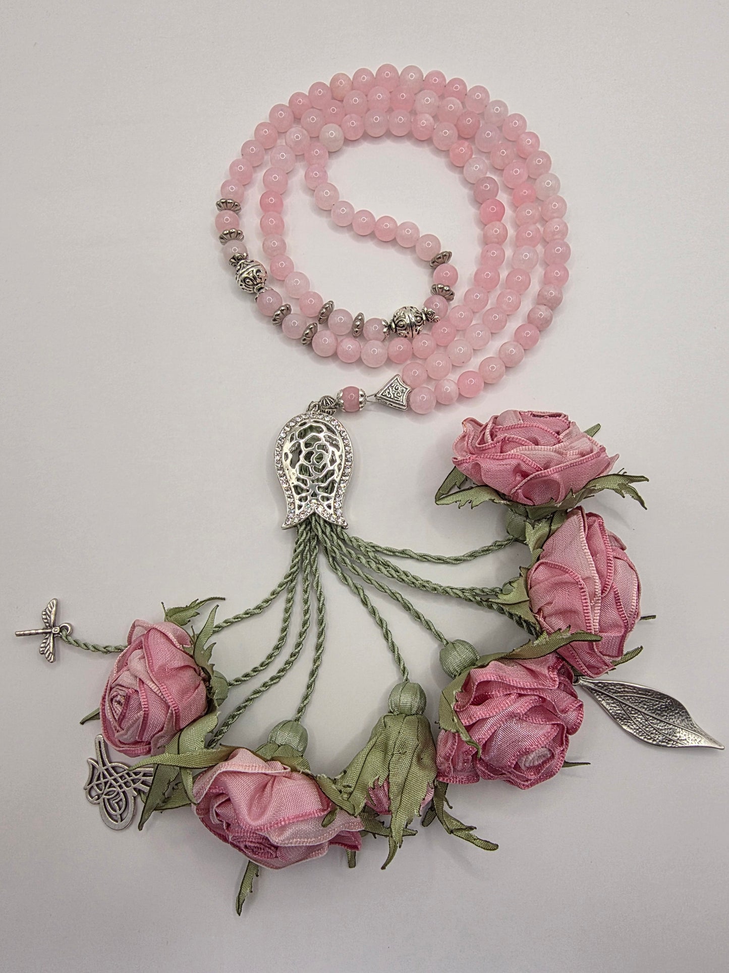 Special Edition - Natural Jade Stones/ Unique Flowers [اليشم]                                   
تنويه: قد تختلف الألوان والإكسسوارات المعروضة قليلاً عن الواقع نتيجة لاختلاف إعدادات الشاشات والإضاءة أثناء التصوير.