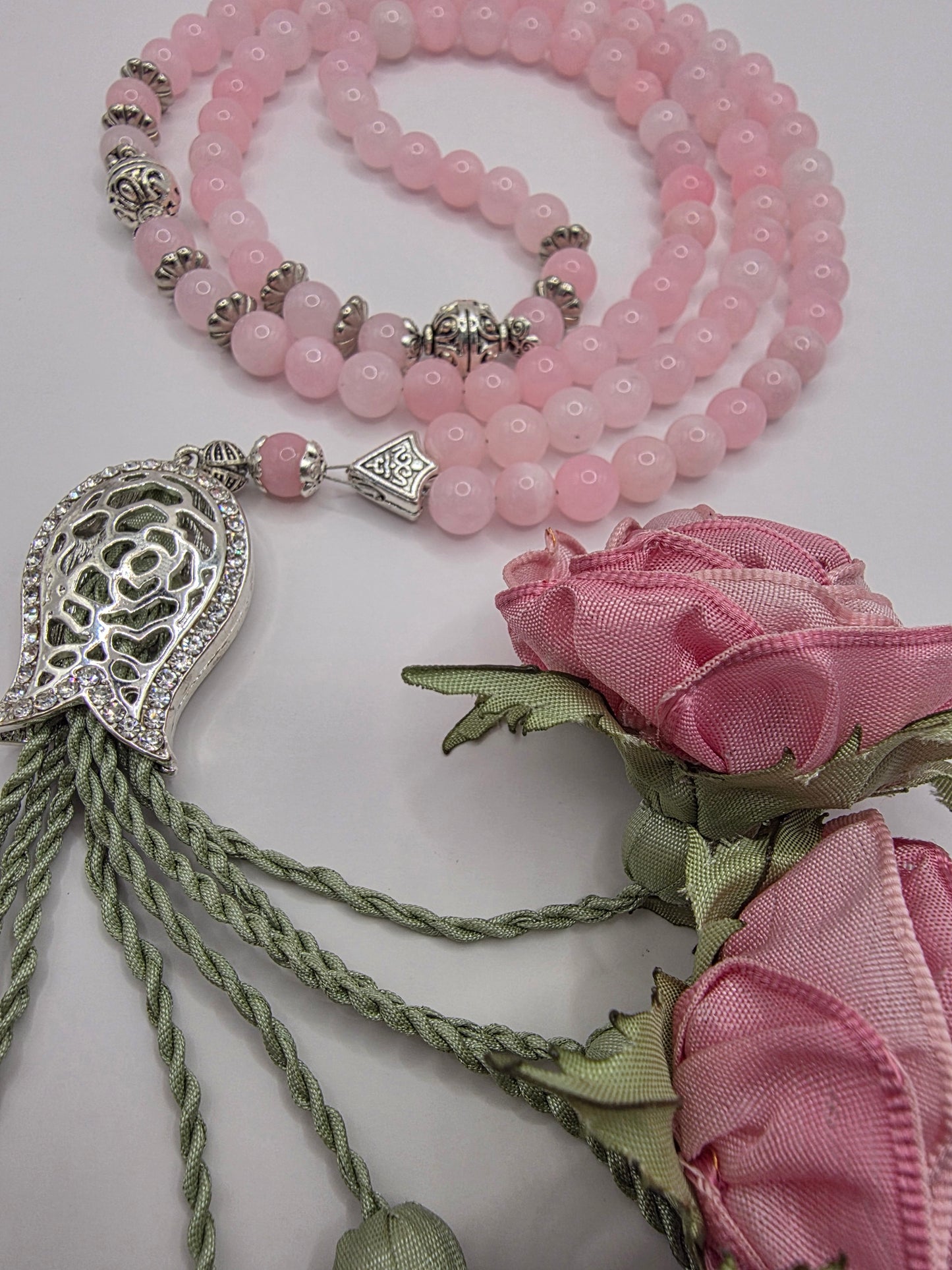 Special Edition - Natural Jade Stones/ Unique Flowers [اليشم]                                   
تنويه: قد تختلف الألوان والإكسسوارات المعروضة قليلاً عن الواقع نتيجة لاختلاف إعدادات الشاشات والإضاءة أثناء التصوير.