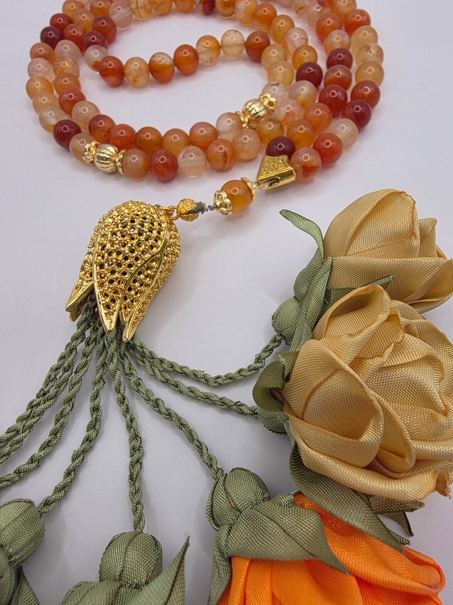 Special Edition - Natural Agate Stones/ Unique Flowers [عقيق] 
تنويه: قد تختلف الألوان والإكسسوارات المعروضة قليلاً عن الواقع نتيجة لاختلاف إعدادات الشاشات والإضاءة أثناء التصوير.