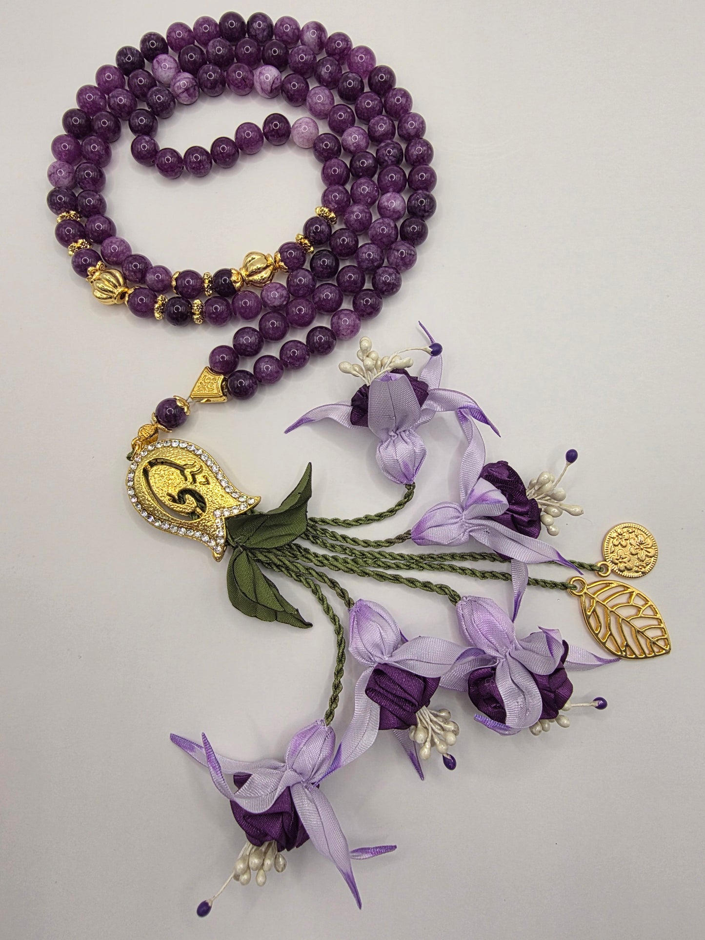 Special Edition - Natural Jade Stones/ Unique Flowers [اليشم]                                   
تنويه: قد تختلف الألوان والإكسسوارات المعروضة قليلاً عن الواقع نتيجة لاختلاف إعدادات الشاشات والإضاءة أثناء التصوير.
