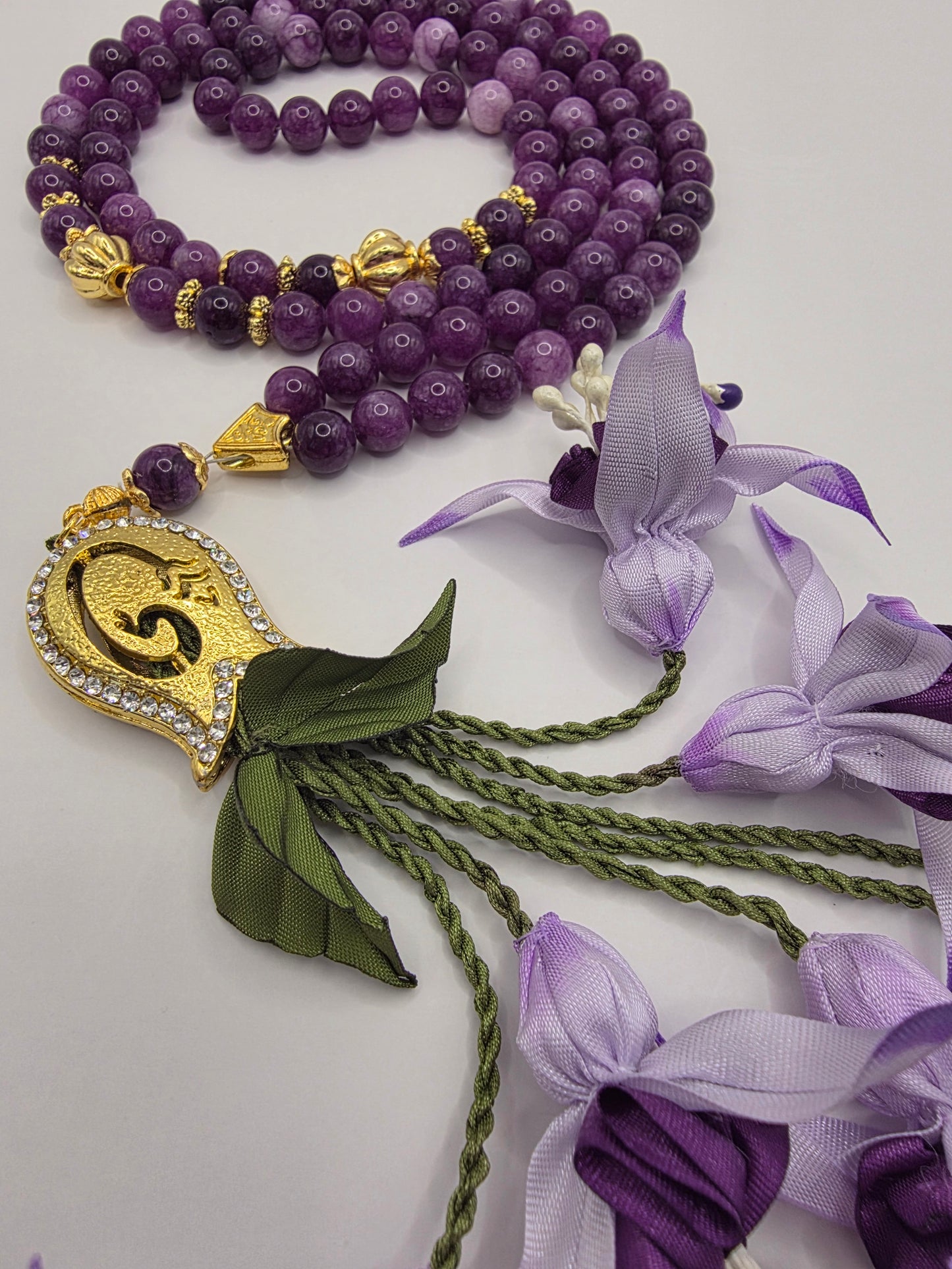 Special Edition - Natural Jade Stones/ Unique Flowers [اليشم]                                   
تنويه: قد تختلف الألوان والإكسسوارات المعروضة قليلاً عن الواقع نتيجة لاختلاف إعدادات الشاشات والإضاءة أثناء التصوير.