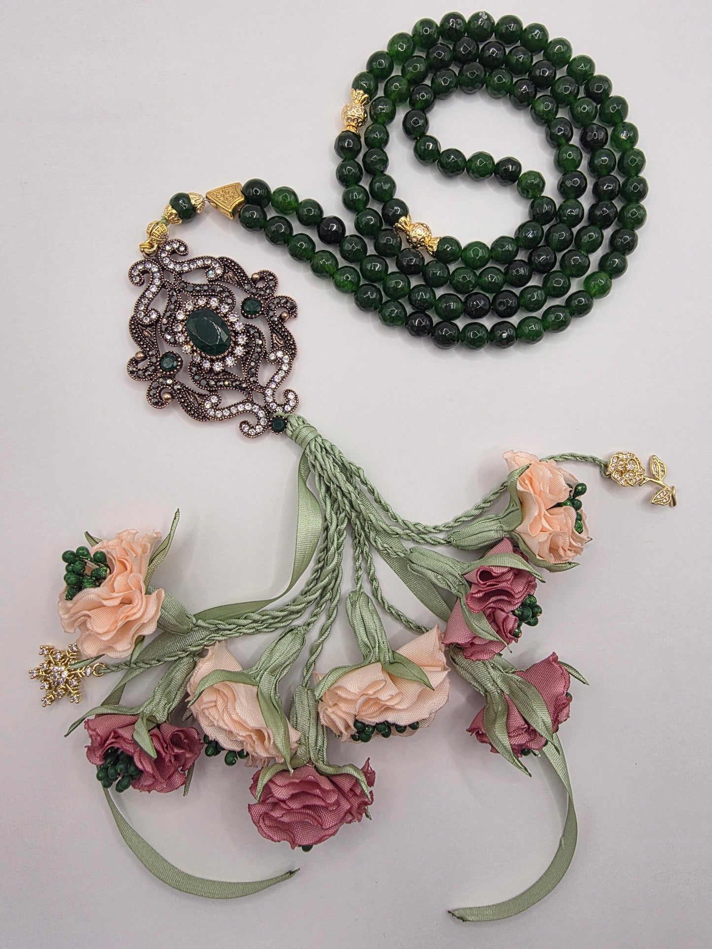 Special LIMITED Edition - Natural Jade Stones/ Unique Flowers [اليشم]                                   
تنويه: قد تختلف الألوان والإكسسوارات المعروضة قليلاً عن الواقع نتيجة لاختلاف إعدادات الشاشات والإضاءة أثناء التصوير.