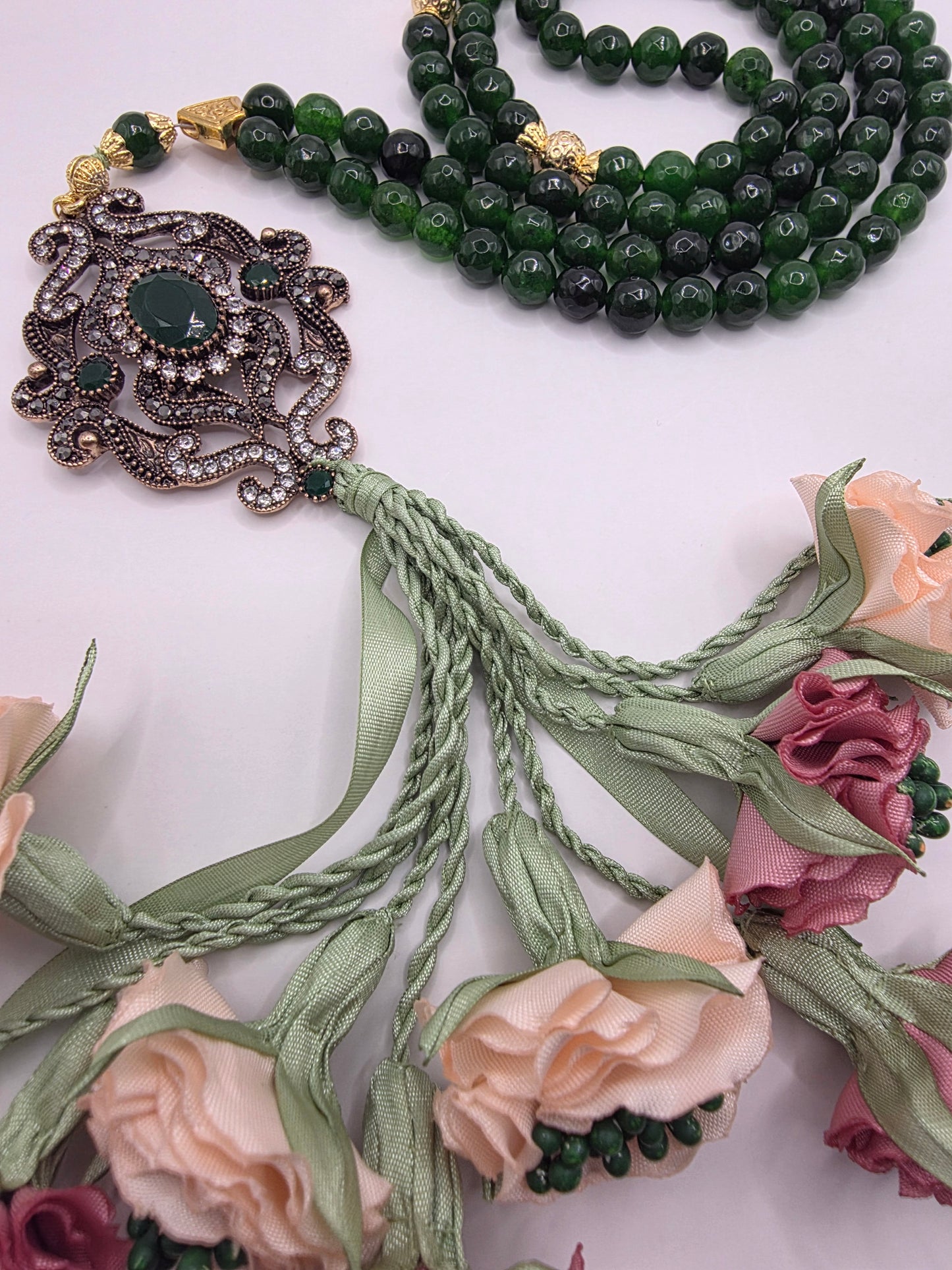 Special LIMITED Edition - Natural Jade Stones/ Unique Flowers [اليشم]                                   
تنويه: قد تختلف الألوان والإكسسوارات المعروضة قليلاً عن الواقع نتيجة لاختلاف إعدادات الشاشات والإضاءة أثناء التصوير.