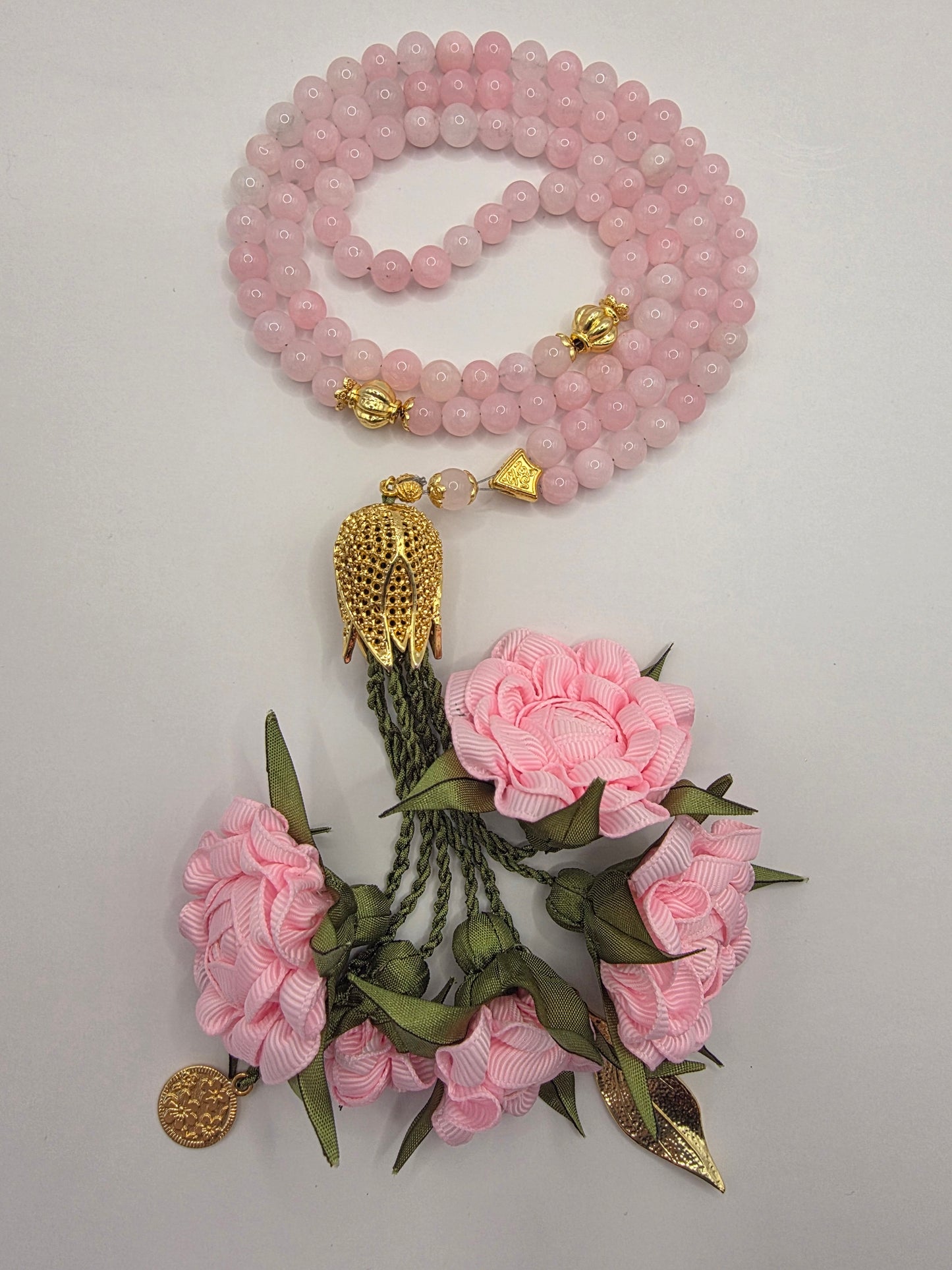 Special Edition - Natural Jade Stones/ Unique Flowers [اليشم]                                   
تنويه: قد تختلف الألوان والإكسسوارات المعروضة قليلاً عن الواقع نتيجة لاختلاف إعدادات الشاشات والإضاءة أثناء التصوير.