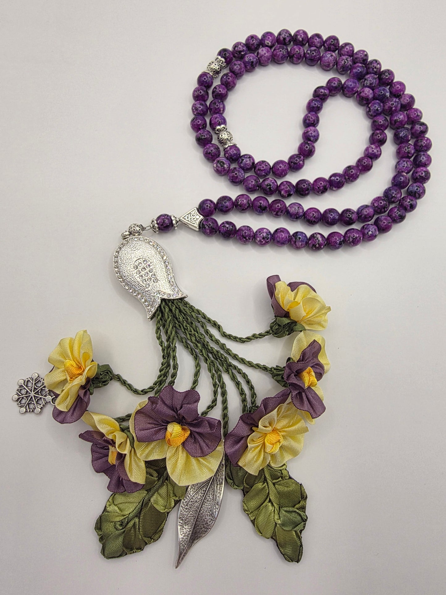 Special Edition - Natural Jade Stones/ Unique Flowers [اليشم]                                   
تنويه: قد تختلف الألوان والإكسسوارات المعروضة قليلاً عن الواقع نتيجة لاختلاف إعدادات الشاشات والإضاءة أثناء التصوير.