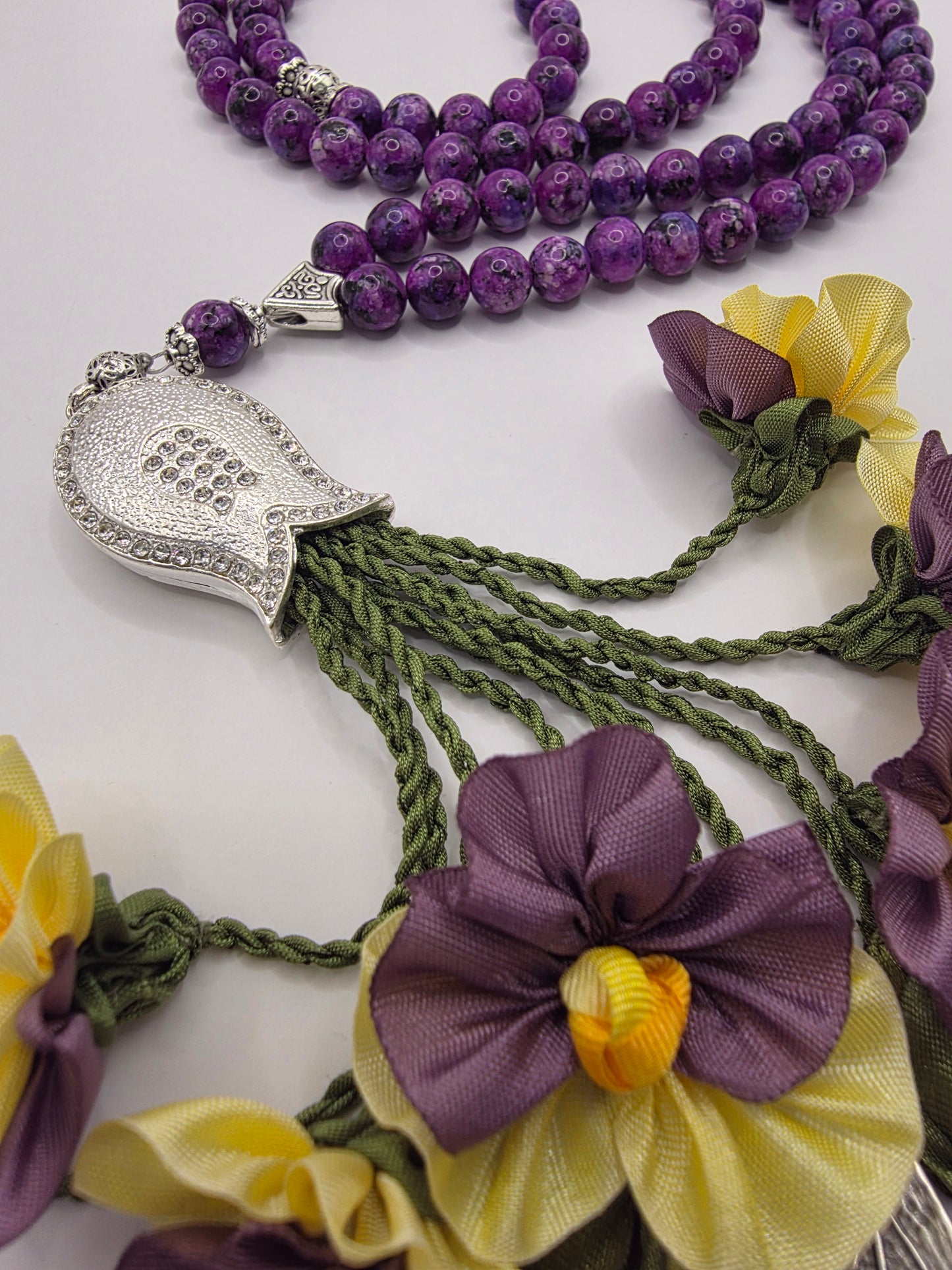 Special Edition - Natural Jade Stones/ Unique Flowers [اليشم]                                   
تنويه: قد تختلف الألوان والإكسسوارات المعروضة قليلاً عن الواقع نتيجة لاختلاف إعدادات الشاشات والإضاءة أثناء التصوير.