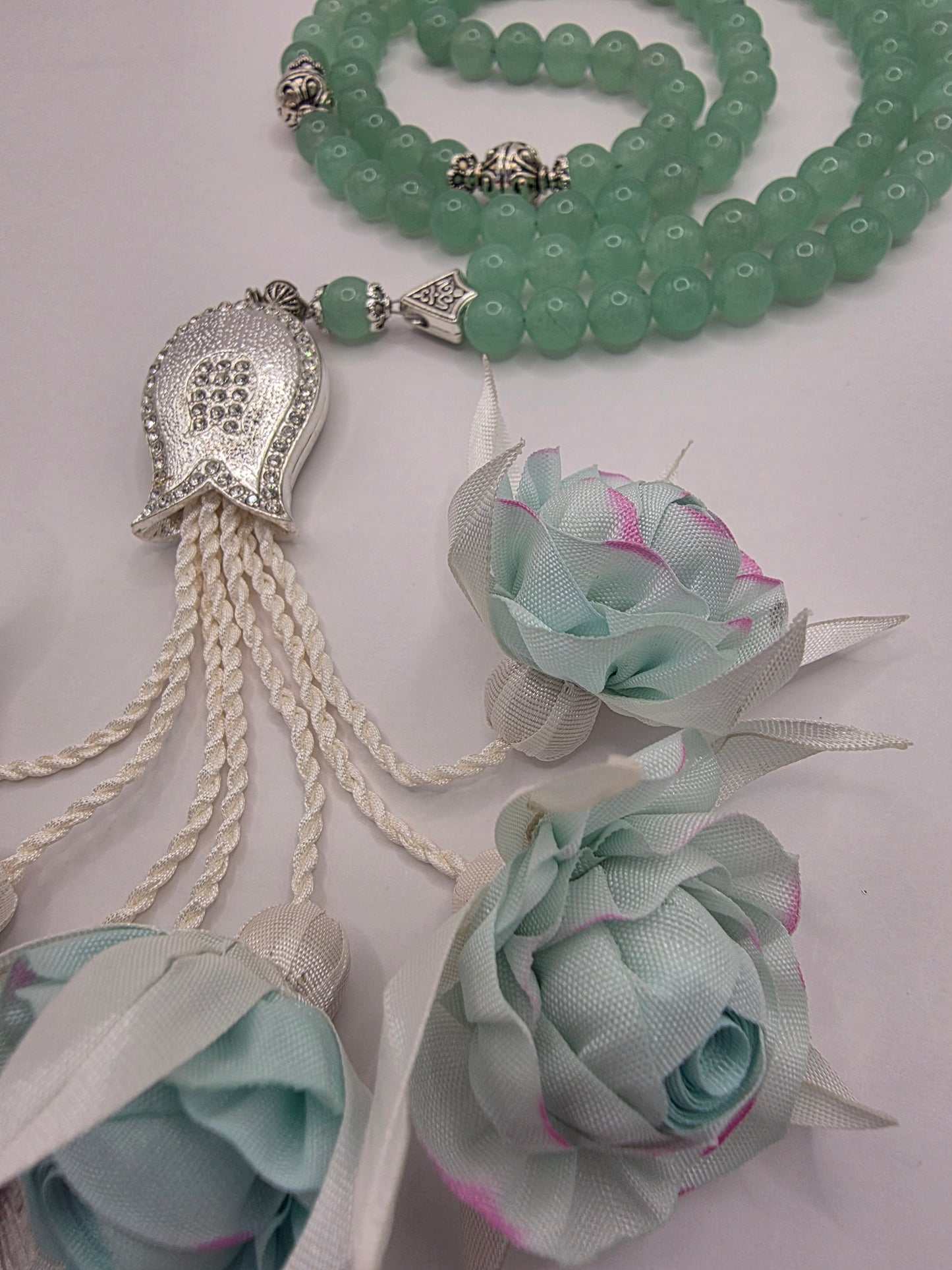 Special Edition - Natural Jade Stones/ Unique Flowers [اليشم]                                   
تنويه: قد تختلف الألوان والإكسسوارات المعروضة قليلاً عن الواقع نتيجة لاختلاف إعدادات الشاشات والإضاءة أثناء التصوير.