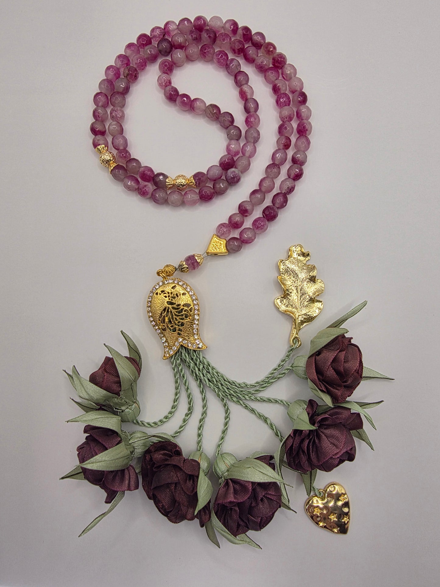 Special Edition - Natural Jade Stones/ Unique Flowers [اليشم]                                   
تنويه: قد تختلف الألوان والإكسسوارات المعروضة قليلاً عن الواقع نتيجة لاختلاف إعدادات الشاشات والإضاءة أثناء التصوير.