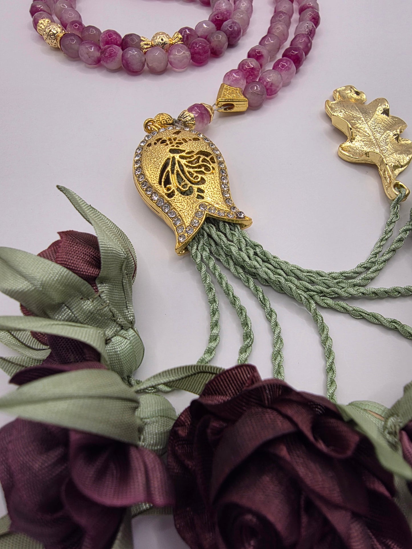 Special Edition - Natural Jade Stones/ Unique Flowers [اليشم]                                   
تنويه: قد تختلف الألوان والإكسسوارات المعروضة قليلاً عن الواقع نتيجة لاختلاف إعدادات الشاشات والإضاءة أثناء التصوير.