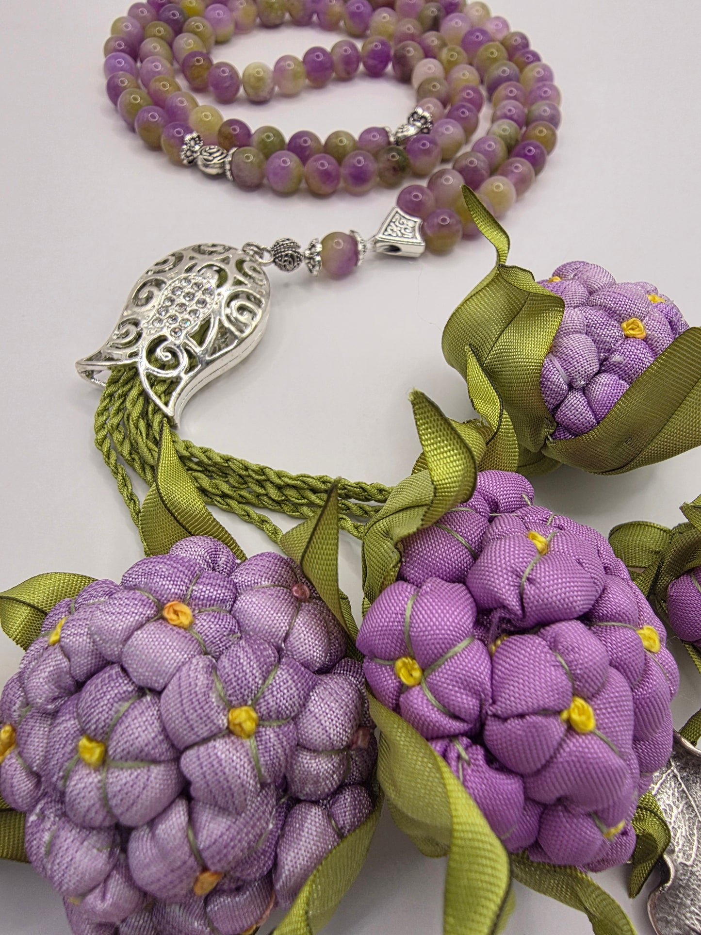 Special LIMITED Edition - Natural Jade Stones/ Unique Flowers [اليشم]                                   
تنويه: قد تختلف الألوان والإكسسوارات المعروضة قليلاً عن الواقع نتيجة لاختلاف إعدادات الشاشات والإضاءة أثناء التصوير.