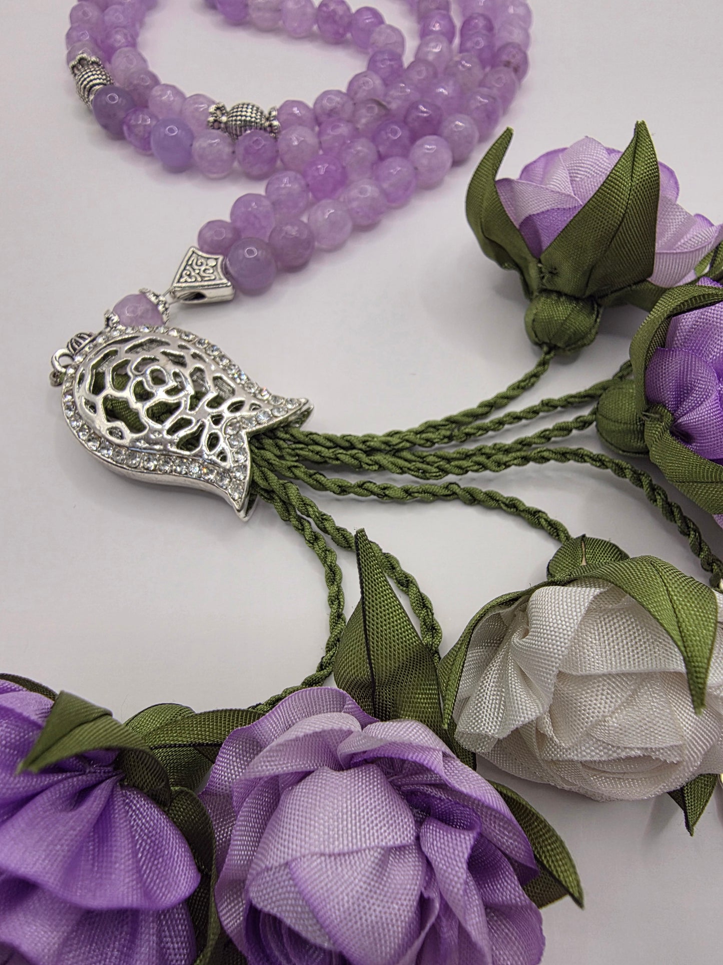 Special Edition - Natural Jade Stones/ Unique Flowers [اليشم]                                   
تنويه: قد تختلف الألوان والإكسسوارات المعروضة قليلاً عن الواقع نتيجة لاختلاف إعدادات الشاشات والإضاءة أثناء التصوير.