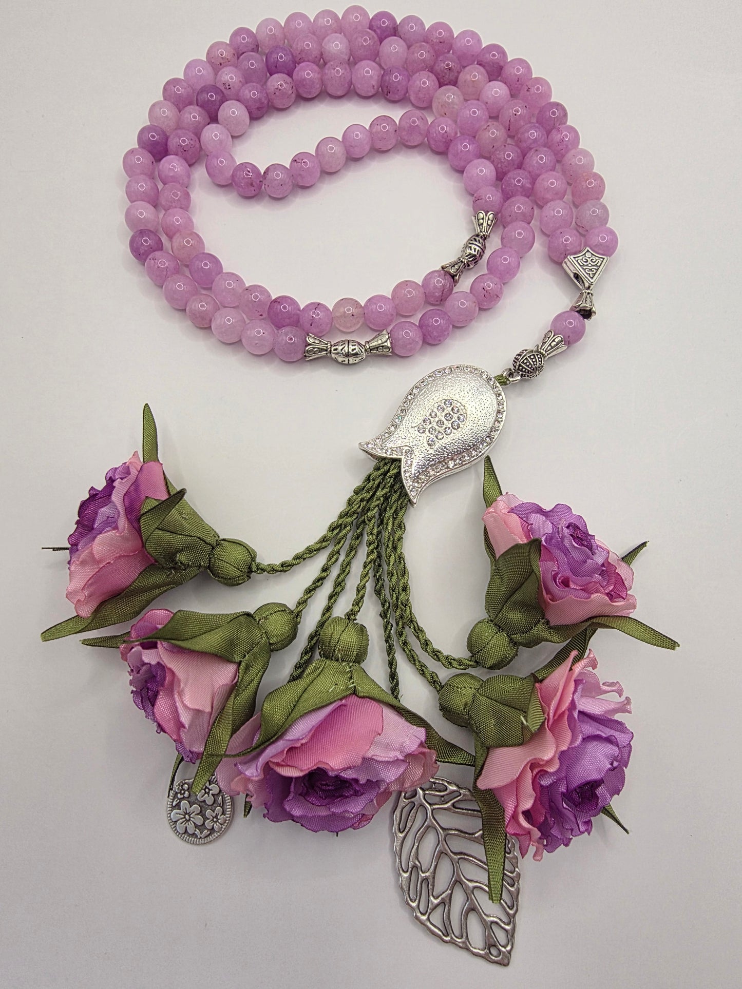 Special Edition - Natural Jade Stones/ Unique Flowers [اليشم]                                   
تنويه: قد تختلف الألوان والإكسسوارات المعروضة قليلاً عن الواقع نتيجة لاختلاف إعدادات الشاشات والإضاءة أثناء التصوير.