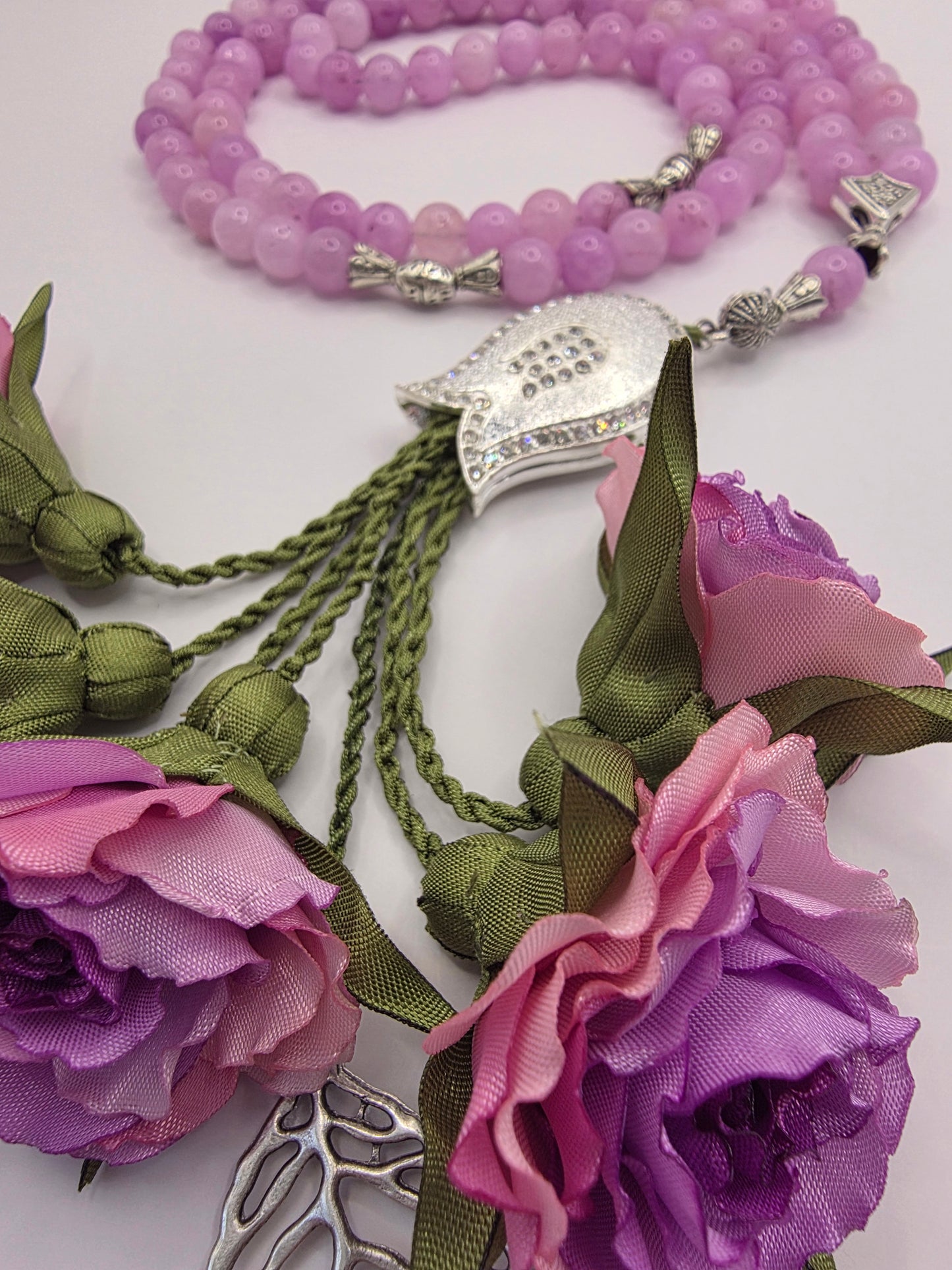 Special Edition - Natural Jade Stones/ Unique Flowers [اليشم]                                   
تنويه: قد تختلف الألوان والإكسسوارات المعروضة قليلاً عن الواقع نتيجة لاختلاف إعدادات الشاشات والإضاءة أثناء التصوير.