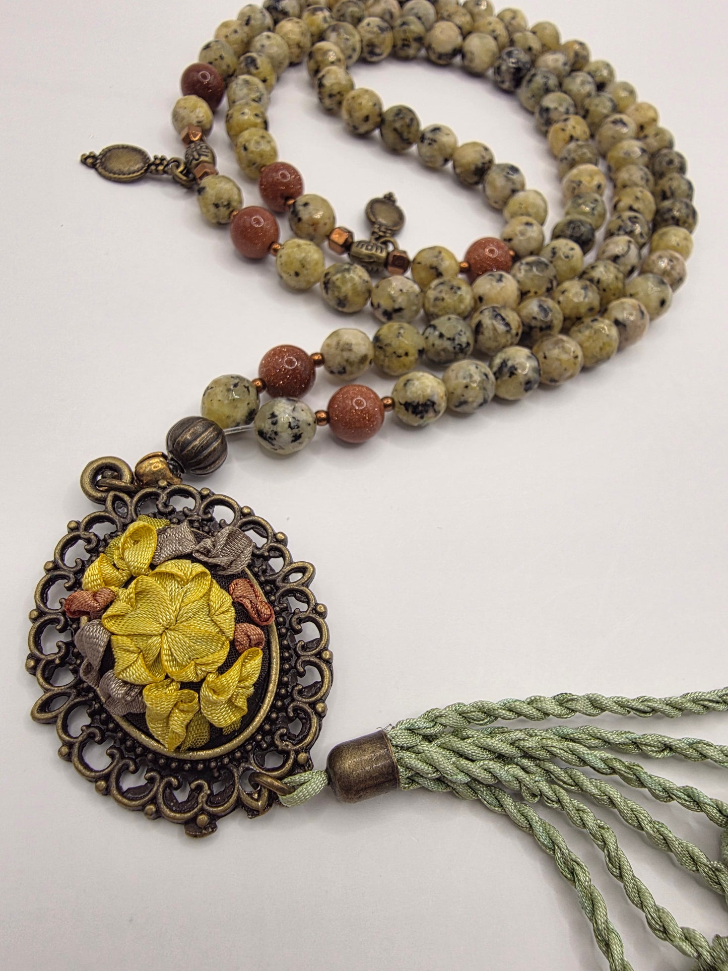 LIMITED EDITION - Natural Jade Stones/ Multicolored Tulips with special edition accent  [اليشم]                                   
تنويه: قد تختلف الألوان والإكسسوارات المعروضة قليلاً عن الواقع نتيجة لاختلاف إعدادات الشاشات والإضاءة أثناء التصوير.