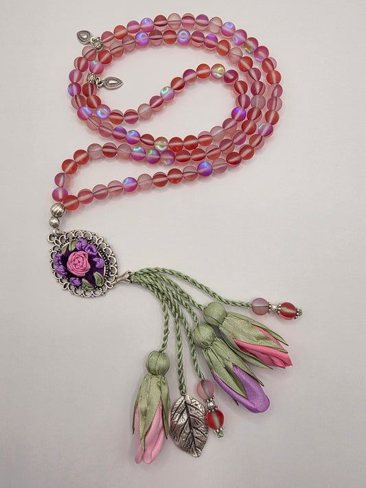 LIMITED EDITION - Natural Thermal Quartz Stones/ Multicolored Tulips with special edition accent  [كوارتز حراري]                          
تنويه: قد تختلف الألوان والإكسسوارات المعروضة قليلاً عن الواقع نتيجة لاختلاف إعدادات الشاشات والإضاءة أثناء التصوير.
