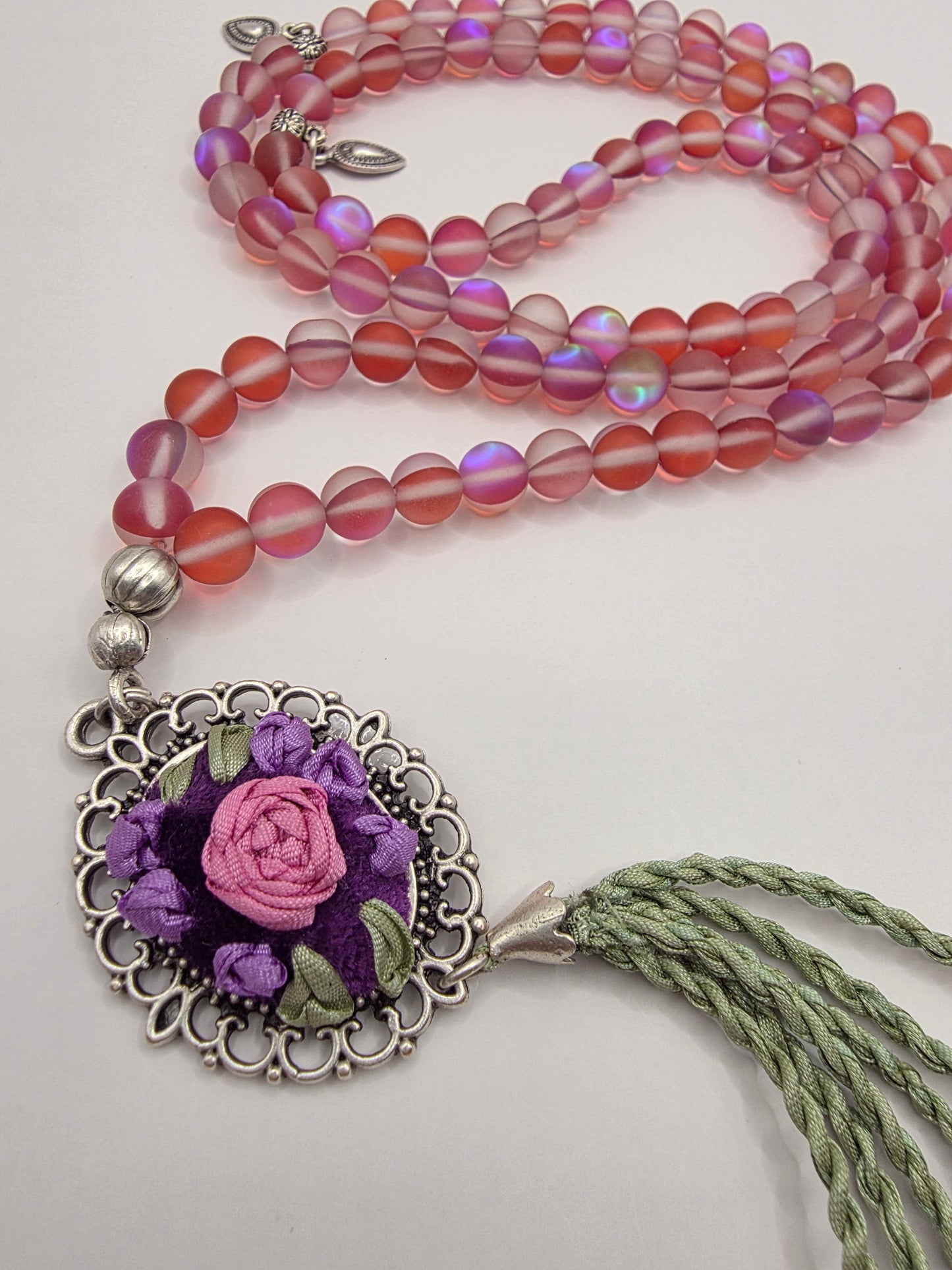 LIMITED EDITION - Natural Thermal Quartz Stones/ Multicolored Tulips with special edition accent  [كوارتز حراري]                          
تنويه: قد تختلف الألوان والإكسسوارات المعروضة قليلاً عن الواقع نتيجة لاختلاف إعدادات الشاشات والإضاءة أثناء التصوير.