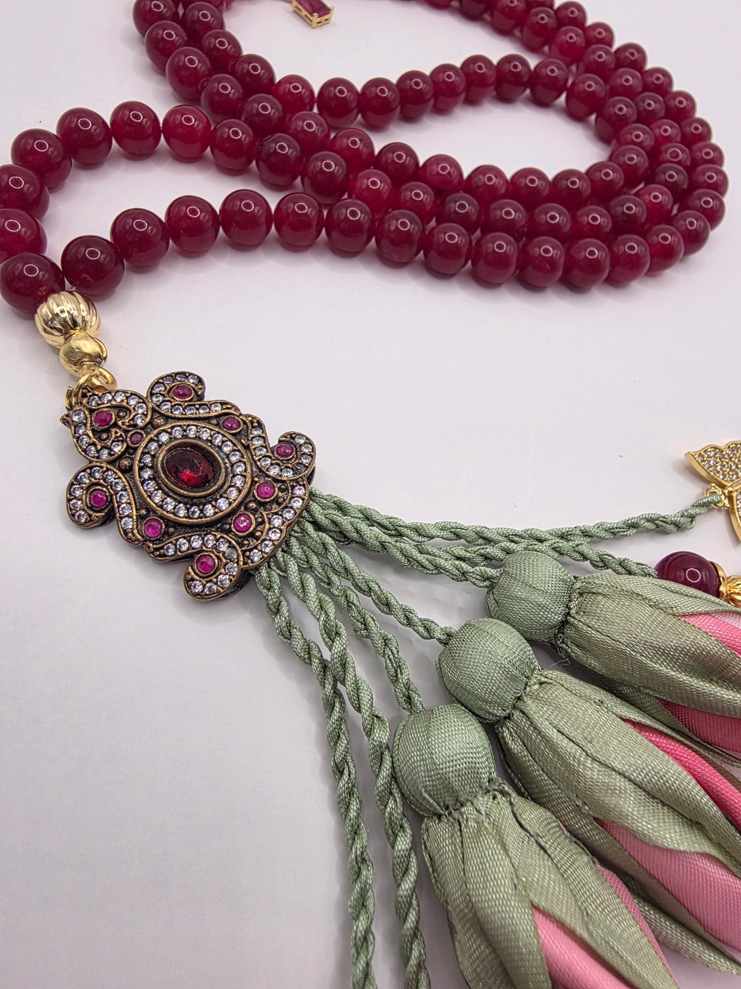 Natural Jade Stones/ Ombre Tulips with limited edition accent  [عقيق]  
تنويه: قد تختلف الألوان والإكسسوارات المعروضة قليلاً عن الواقع نتيجة لاختلاف إعدادات الشاشات والإضاءة أثناء التصوير.