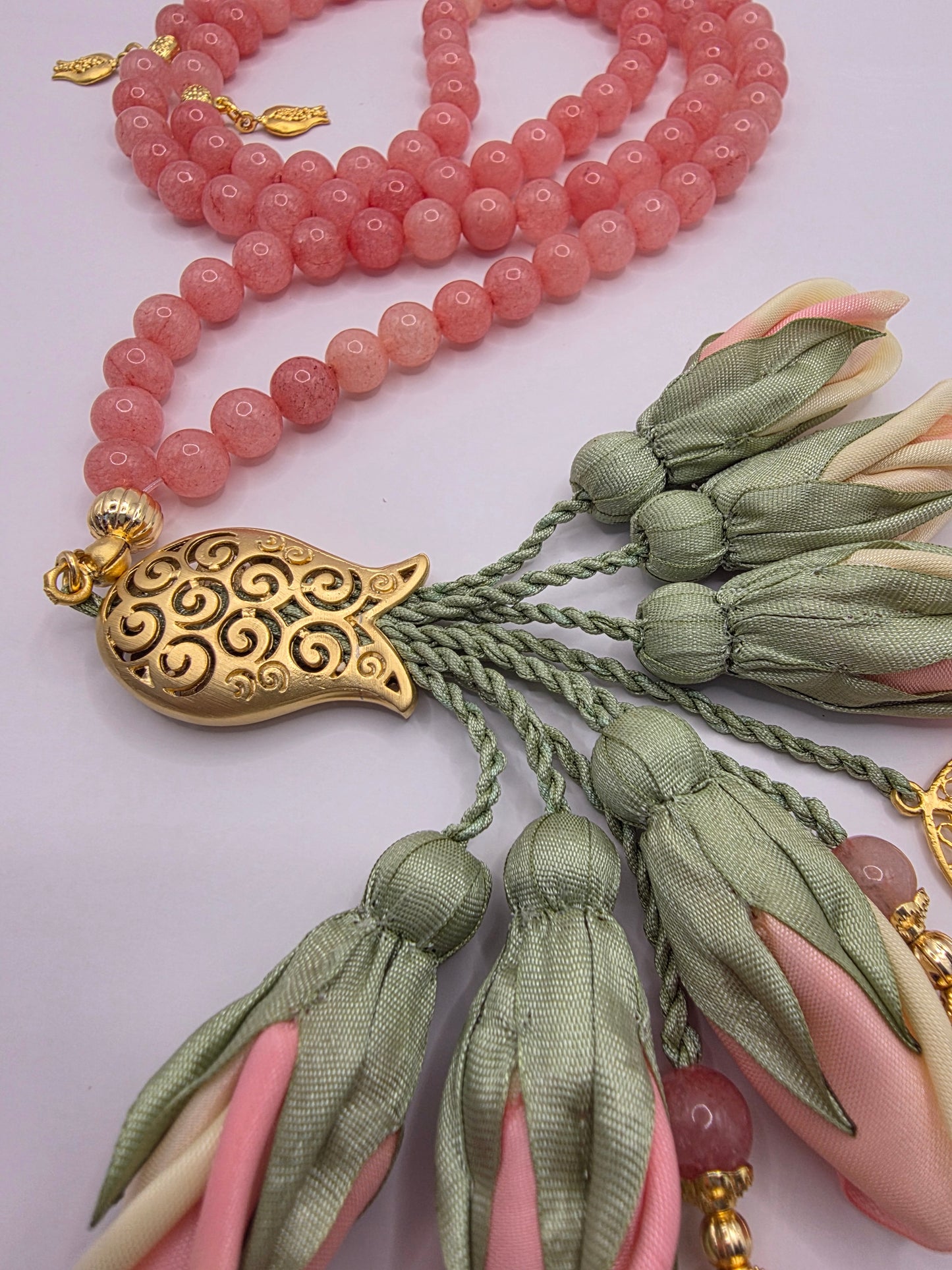 Natural Jade Stones/ Ombre Tulips [اليشم]  
تنويه: قد تختلف الألوان والإكسسوارات المعروضة قليلاً عن الواقع نتيجة لاختلاف إعدادات الشاشات والإضاءة أثناء التصوير.