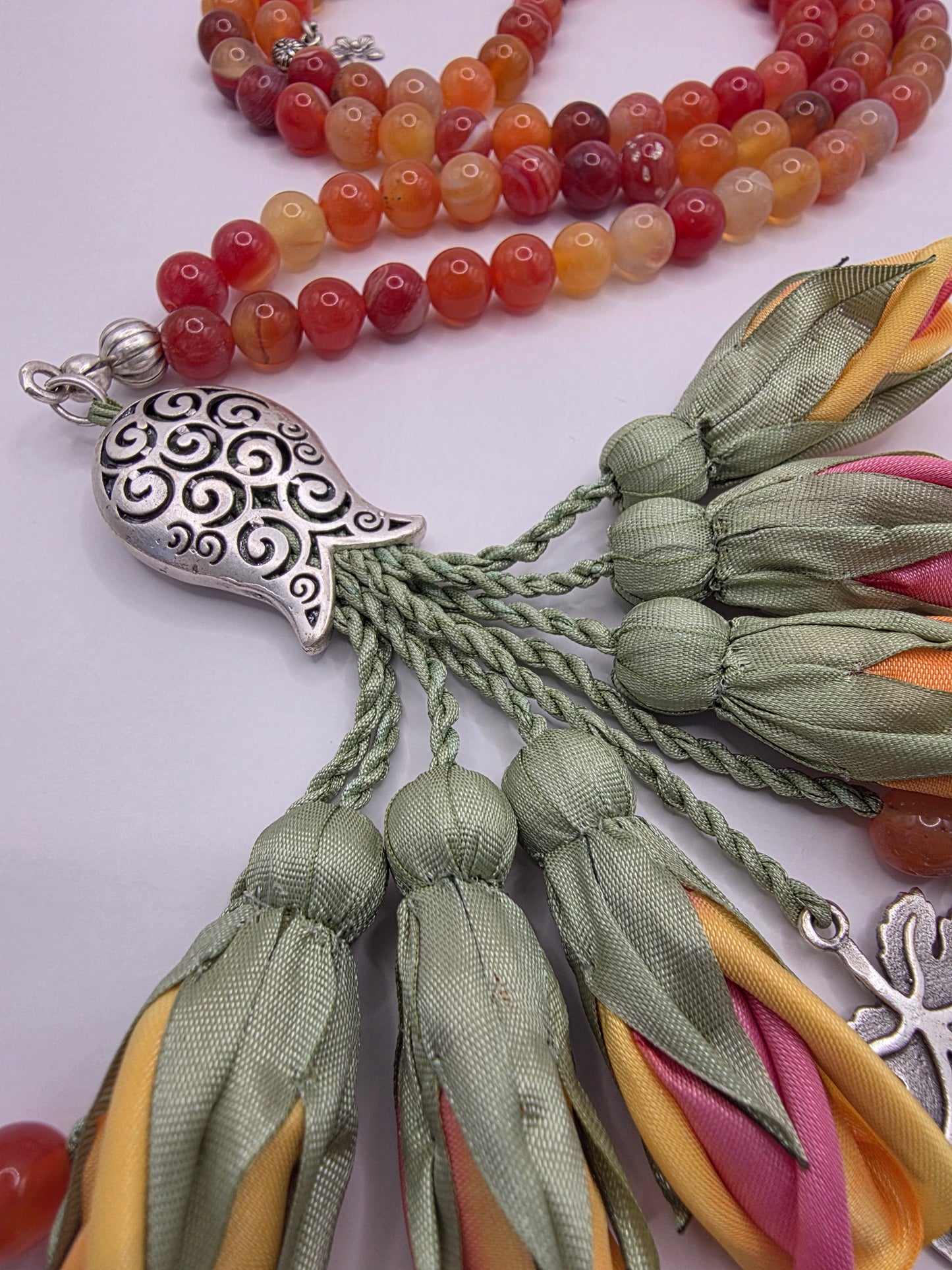 Natural Jade Stones/ Ombre Tulips [اليشم]  
تنويه: قد تختلف الألوان والإكسسوارات المعروضة قليلاً عن الواقع نتيجة لاختلاف إعدادات الشاشات والإضاءة أثناء التصوير.