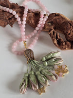 Pink Quartz Natural Stones/ Ombre Tulips [كوارتز وردي]                            
تنويه: قد تختلف الألوان والإكسسوارات المعروضة قليلاً عن الواقع نتيجة لاختلاف إعدادات الشاشات والإضاءة أثناء التصوير.