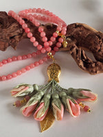 Natural Jade Stones/ Ombre Tulips [اليشم]  
تنويه: قد تختلف الألوان والإكسسوارات المعروضة قليلاً عن الواقع نتيجة لاختلاف إعدادات الشاشات والإضاءة أثناء التصوير.
