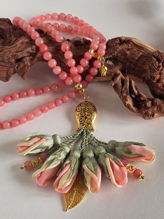 Natural Jade Stones/ Ombre Tulips [اليشم]  
تنويه: قد تختلف الألوان والإكسسوارات المعروضة قليلاً عن الواقع نتيجة لاختلاف إعدادات الشاشات والإضاءة أثناء التصوير.