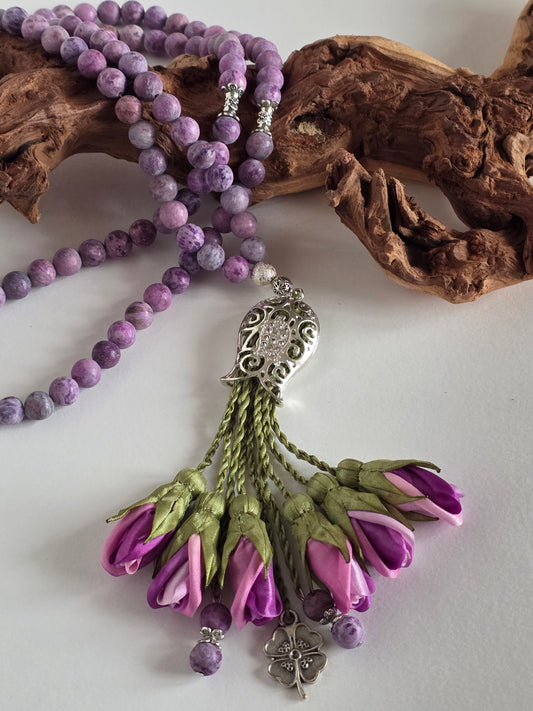 Natural Jade Stones/ Lavender Ombre Tulips [اليشم]                                            
تنويه: قد تختلف الألوان والإكسسوارات المعروضة قليلاً عن الواقع نتيجة لاختلاف إعدادات الشاشات والإضاءة أثناء التصوير.