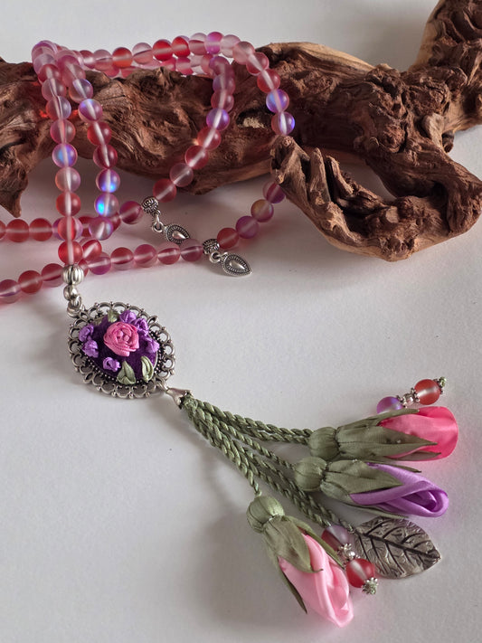 LIMITED EDITION - Natural Thermal Quartz Stones/ Multicolored Tulips with special edition accent  [كوارتز حراري]                          
تنويه: قد تختلف الألوان والإكسسوارات المعروضة قليلاً عن الواقع نتيجة لاختلاف إعدادات الشاشات والإضاءة أثناء التصوير.