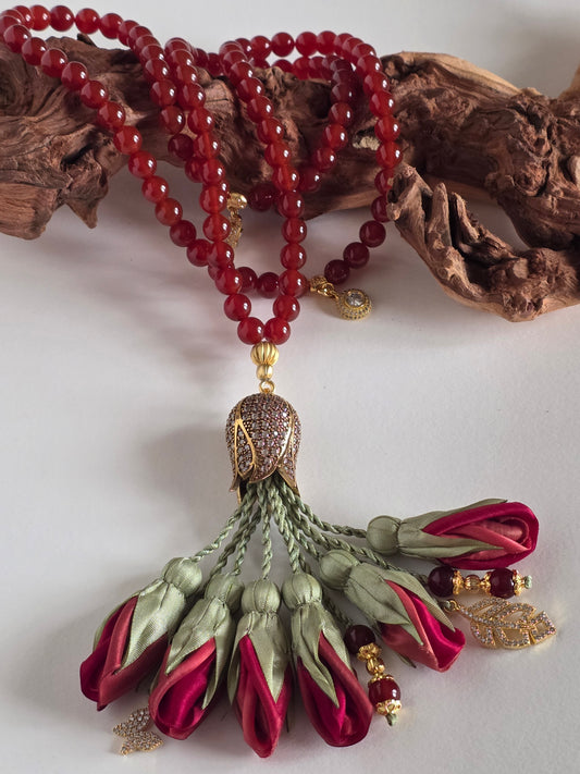 Natural Agate Stones/ Crimson Ombre Tulips [عقيق]                                   
تنويه: قد تختلف الألوان والإكسسوارات المعروضة قليلاً عن الواقع نتيجة لاختلاف إعدادات الشاشات والإضاءة أثناء التصوير.