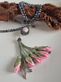 Dark Natural Pearl Beads/ Pink Tulips [لؤلؤ طبيعي مستزرع]                                     
تنويه: قد تختلف الألوان والإكسسوارات المعروضة قليلاً عن الواقع نتيجة لاختلاف إعدادات الشاشات والإضاءة أثناء التصوير.
