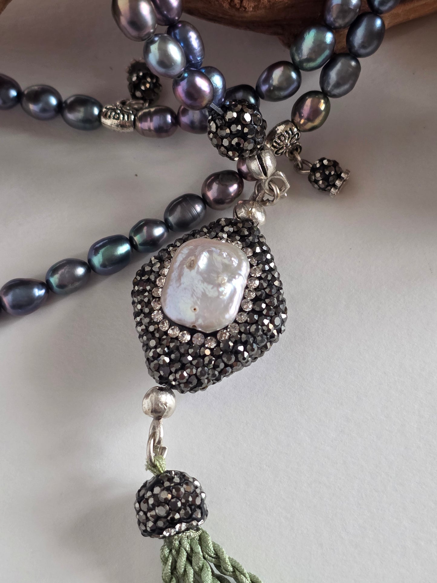 Dark Natural Pearl Beads/ Pink Tulips [لؤلؤ طبيعي مستزرع]                                     
تنويه: قد تختلف الألوان والإكسسوارات المعروضة قليلاً عن الواقع نتيجة لاختلاف إعدادات الشاشات والإضاءة أثناء التصوير.