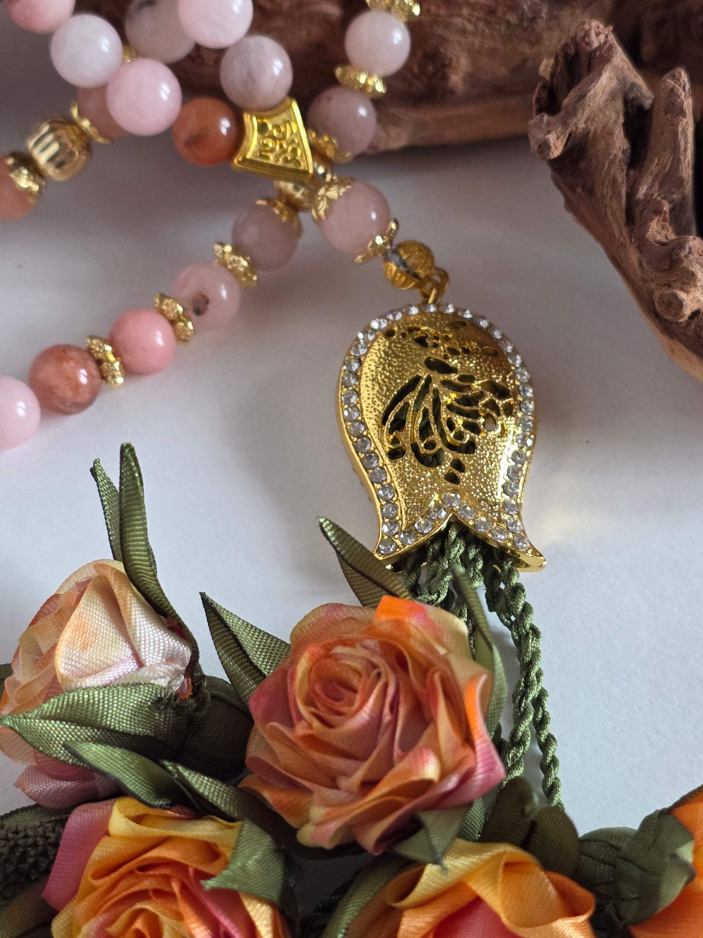 Special Edition - Natural Jade Stones/ Unique Flowers [اليشم]                                   
تنويه: قد تختلف الألوان والإكسسوارات المعروضة قليلاً عن الواقع نتيجة لاختلاف إعدادات الشاشات والإضاءة أثناء التصوير.
