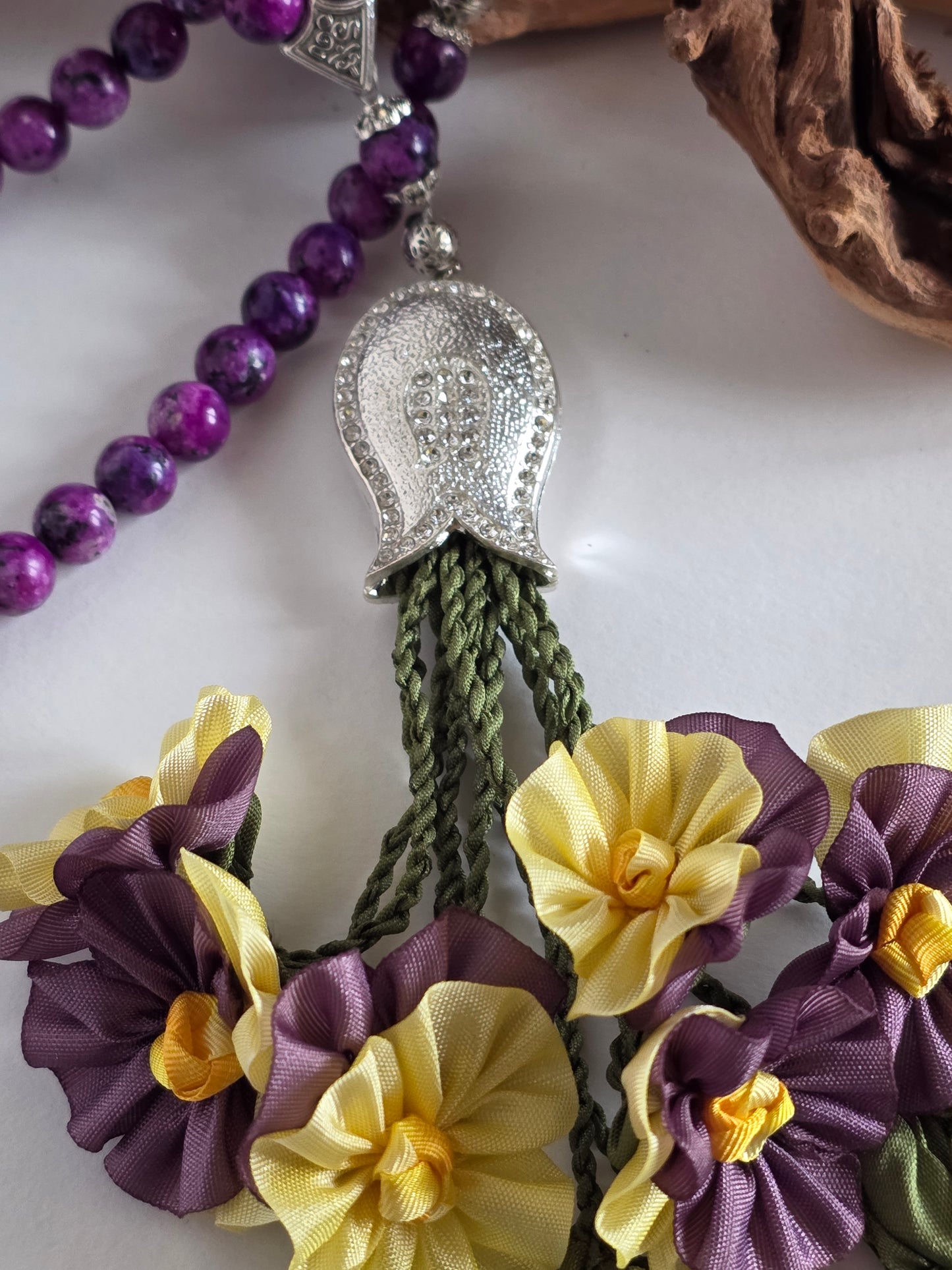 Special Edition - Natural Jade Stones/ Unique Flowers [اليشم]                                   
تنويه: قد تختلف الألوان والإكسسوارات المعروضة قليلاً عن الواقع نتيجة لاختلاف إعدادات الشاشات والإضاءة أثناء التصوير.