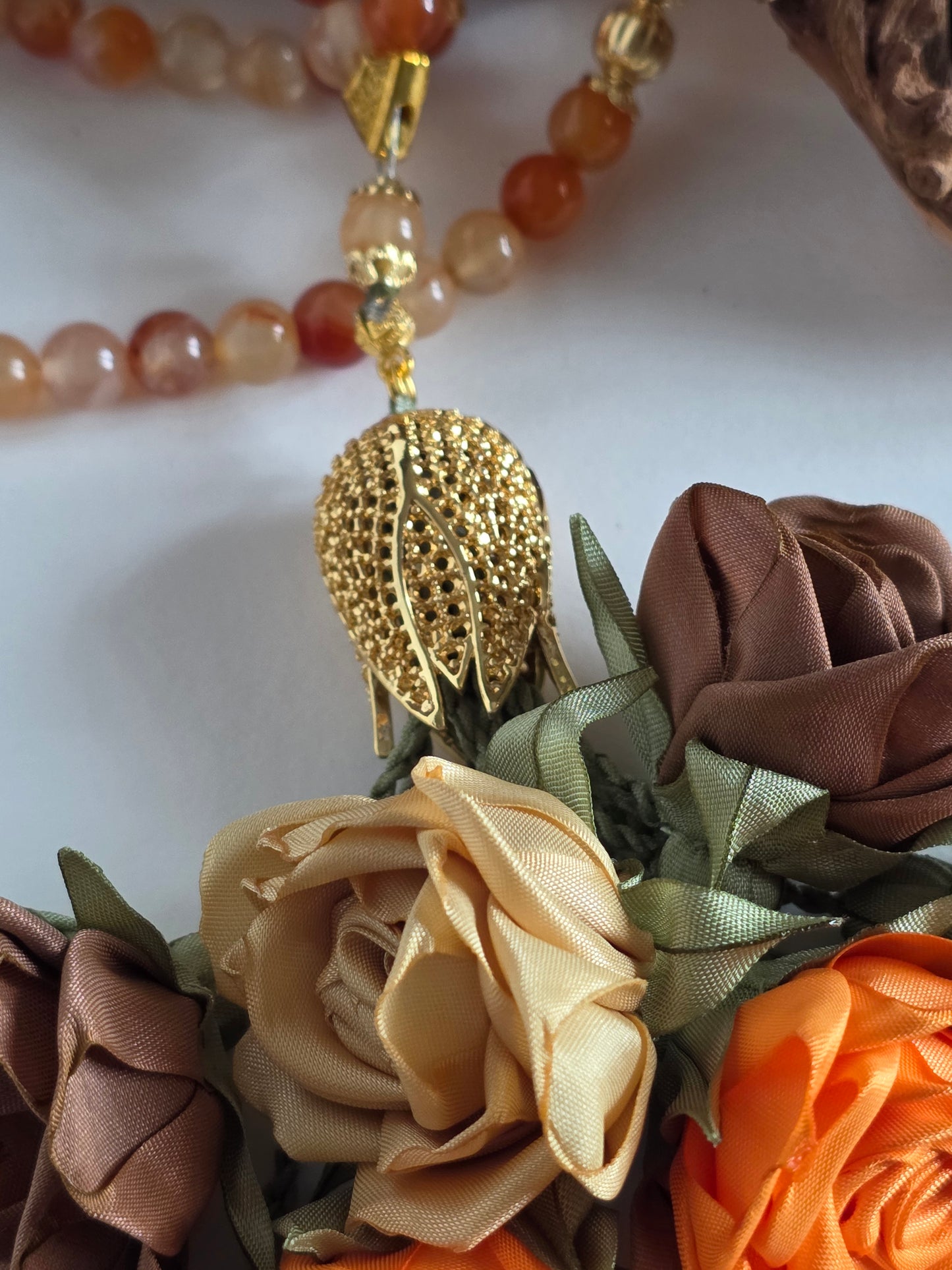 Special Edition - Natural Agate Stones/ Unique Flowers [عقيق] 
تنويه: قد تختلف الألوان والإكسسوارات المعروضة قليلاً عن الواقع نتيجة لاختلاف إعدادات الشاشات والإضاءة أثناء التصوير.